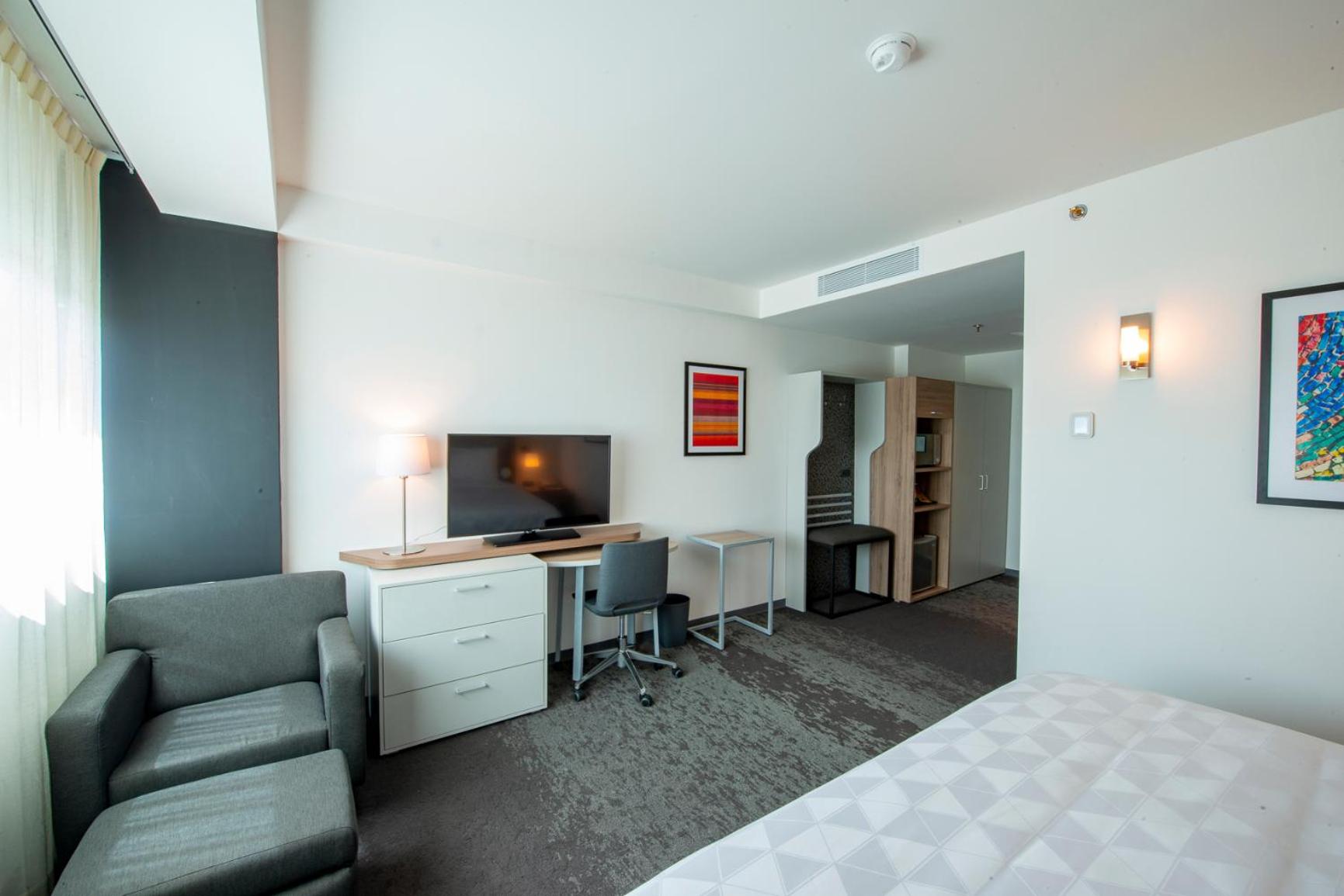 Standard King Room - Accessible - Photo 1