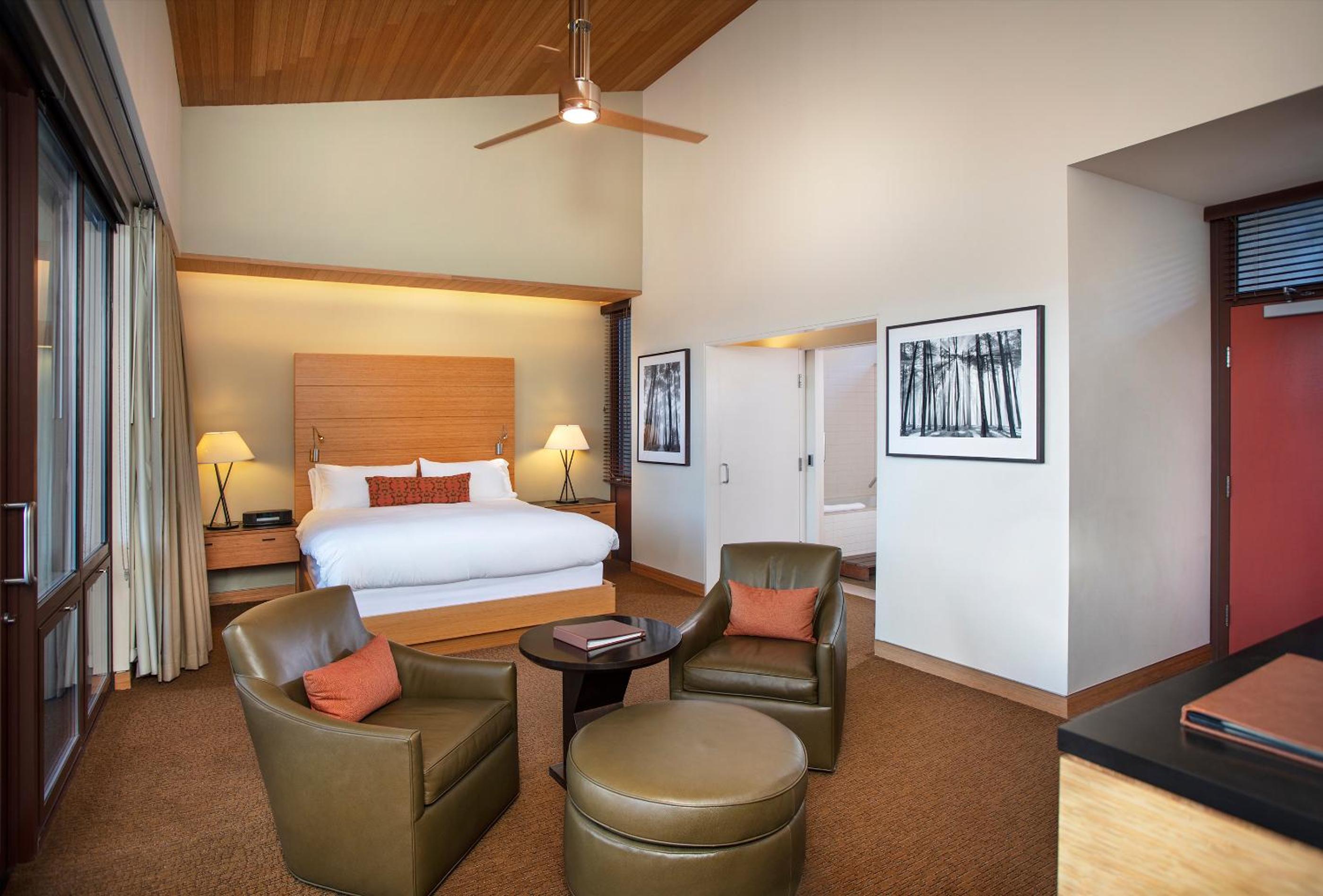 Contemporary Deluxe King Room with Bridge View - Photo 1