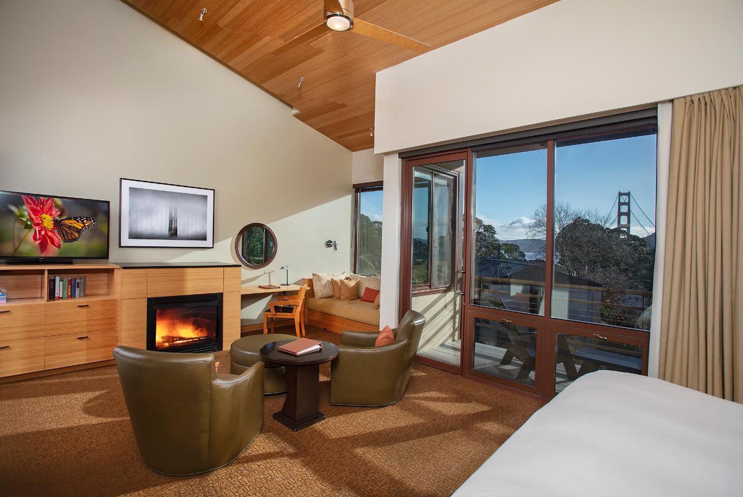 Contemporary Deluxe King Room with Bridge View - Photo 5