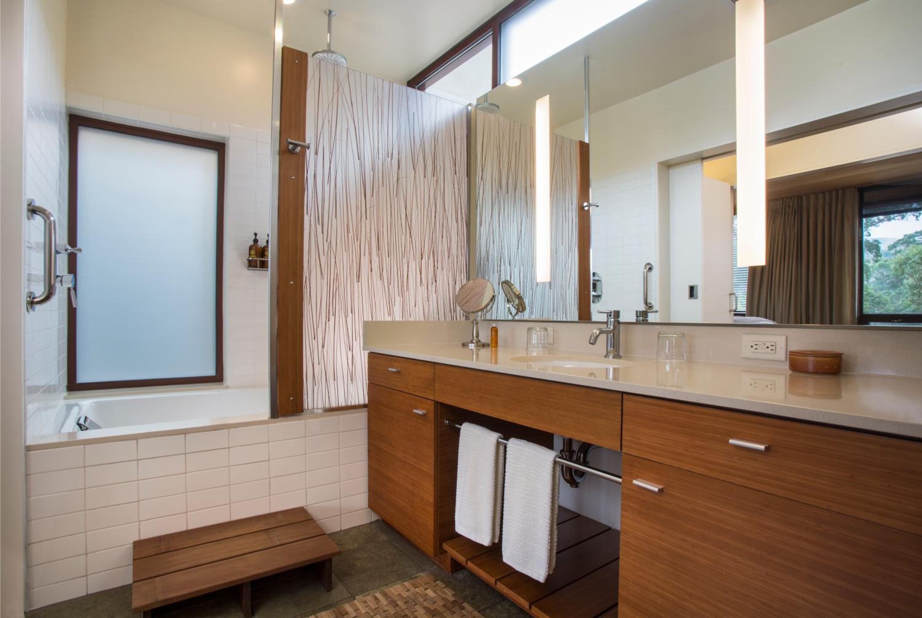 Contemporary Deluxe Room - Photo 4