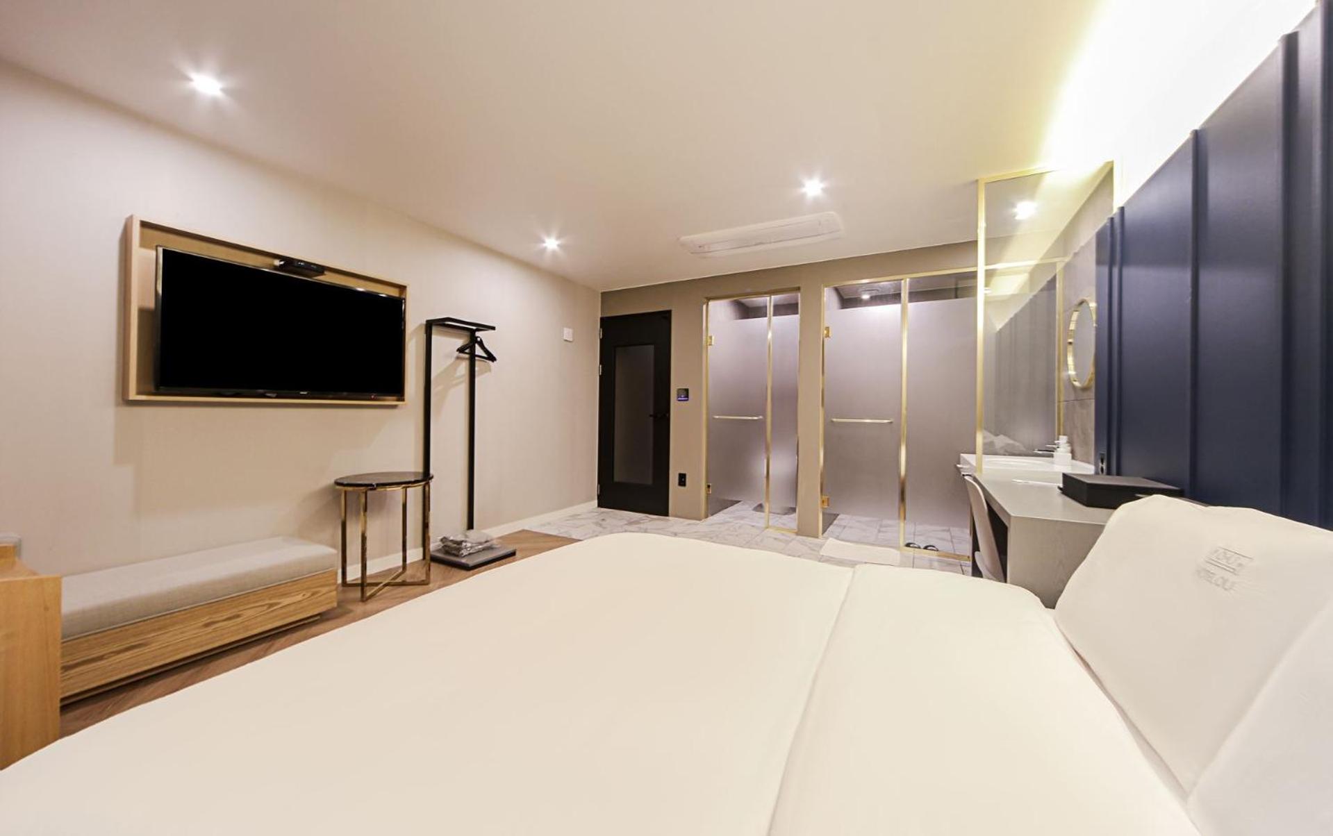 Deluxe Double Room - Photo 11