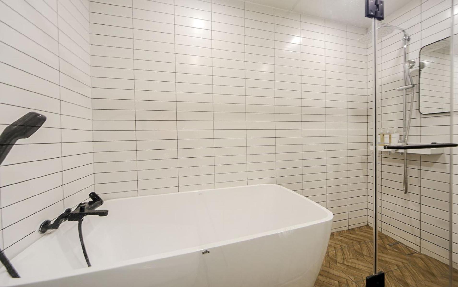 Double Room - Photo 8