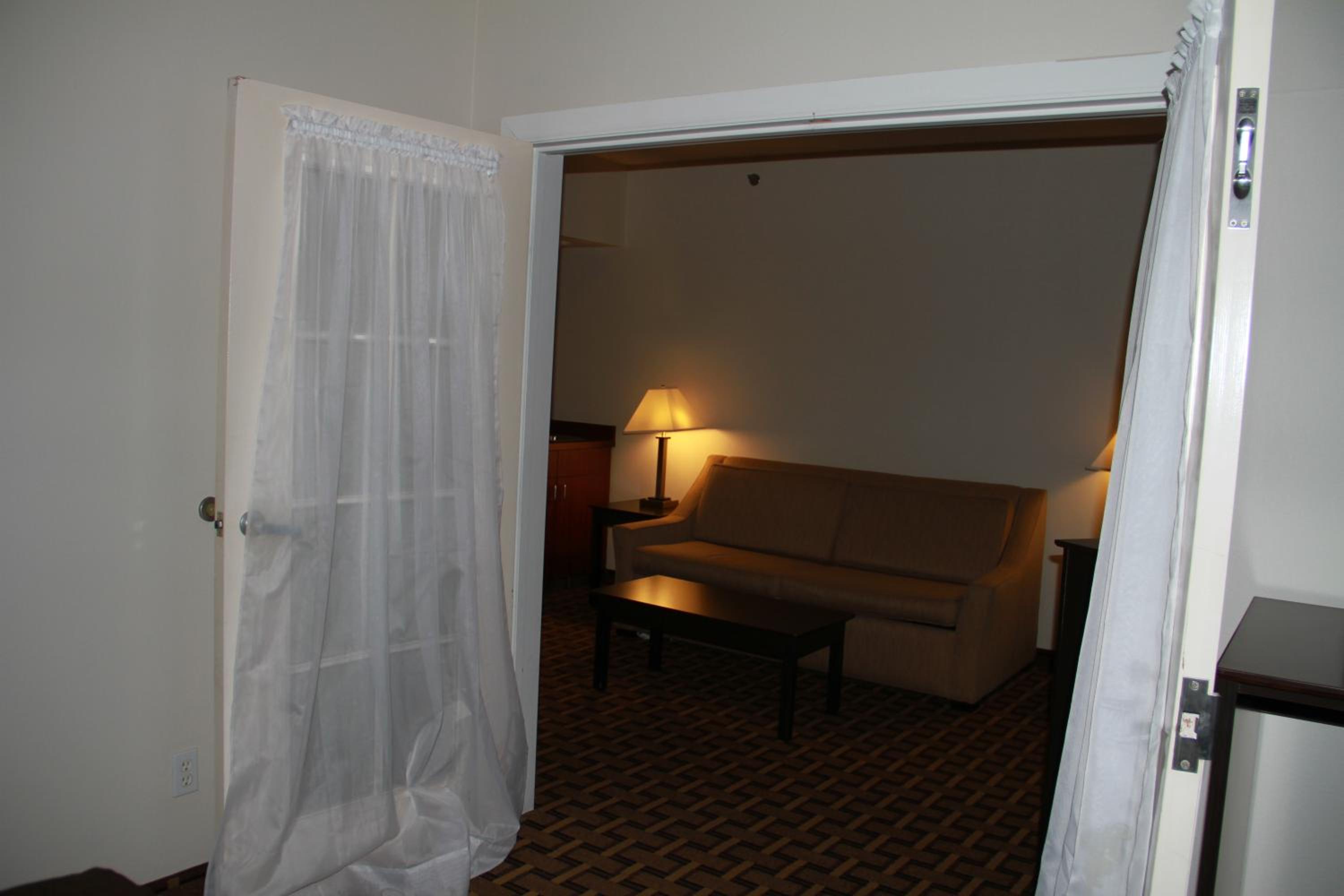 Queen Suite with Two Queen Beds - Non-Smoking - Photo 5
