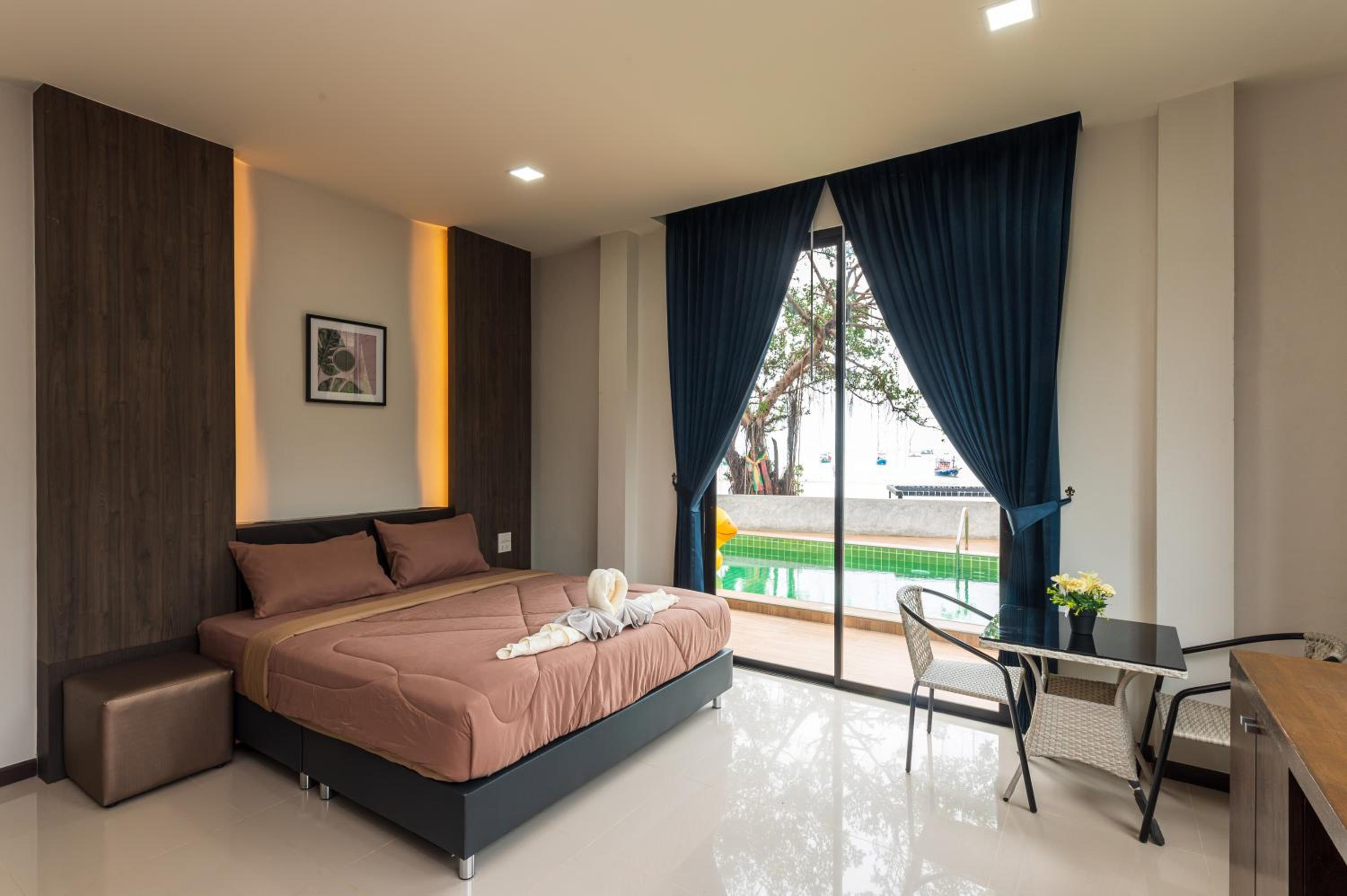 Double Room with Pool View - Photo 2