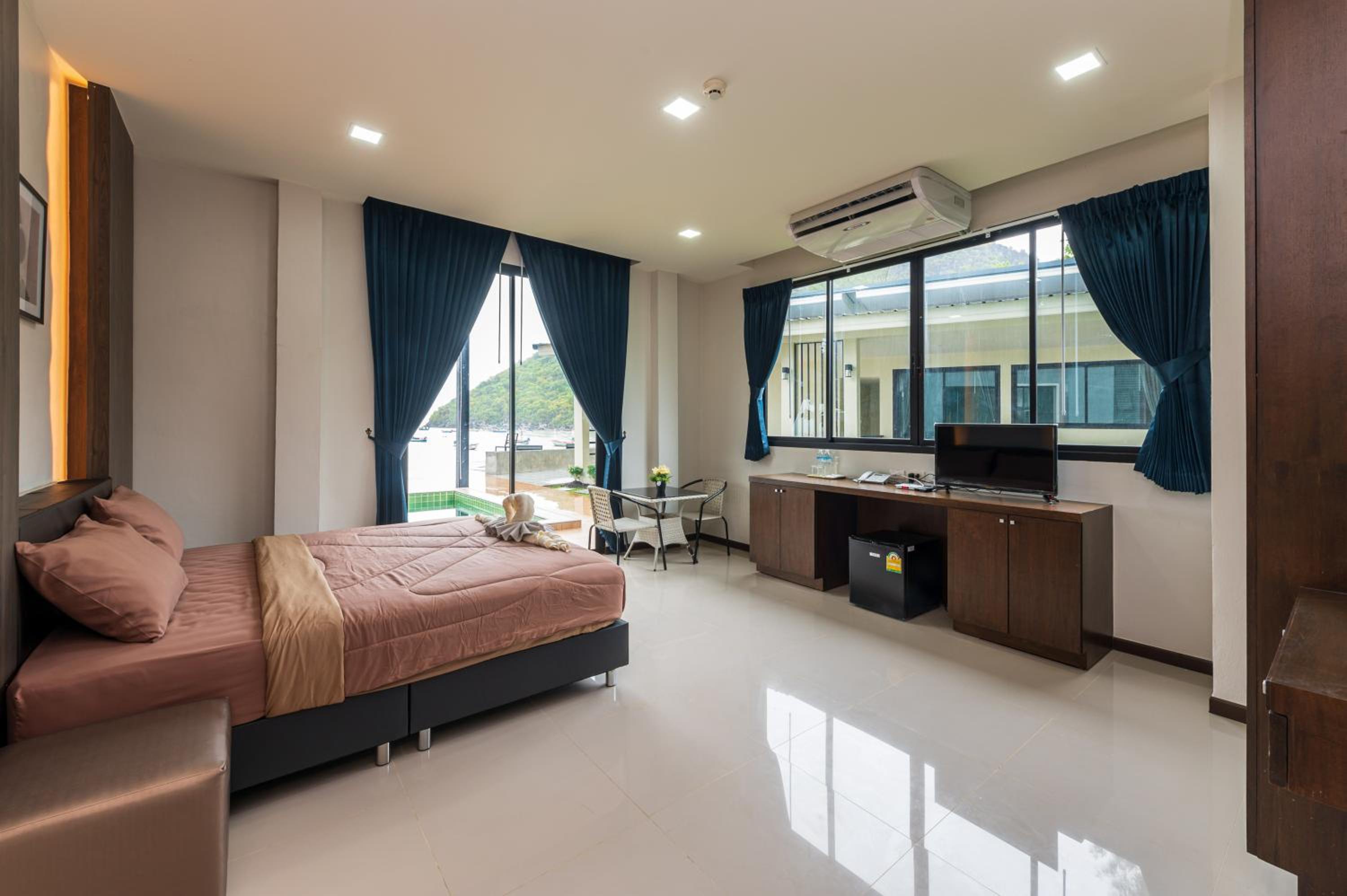 Double Room with Pool View - Photo 3