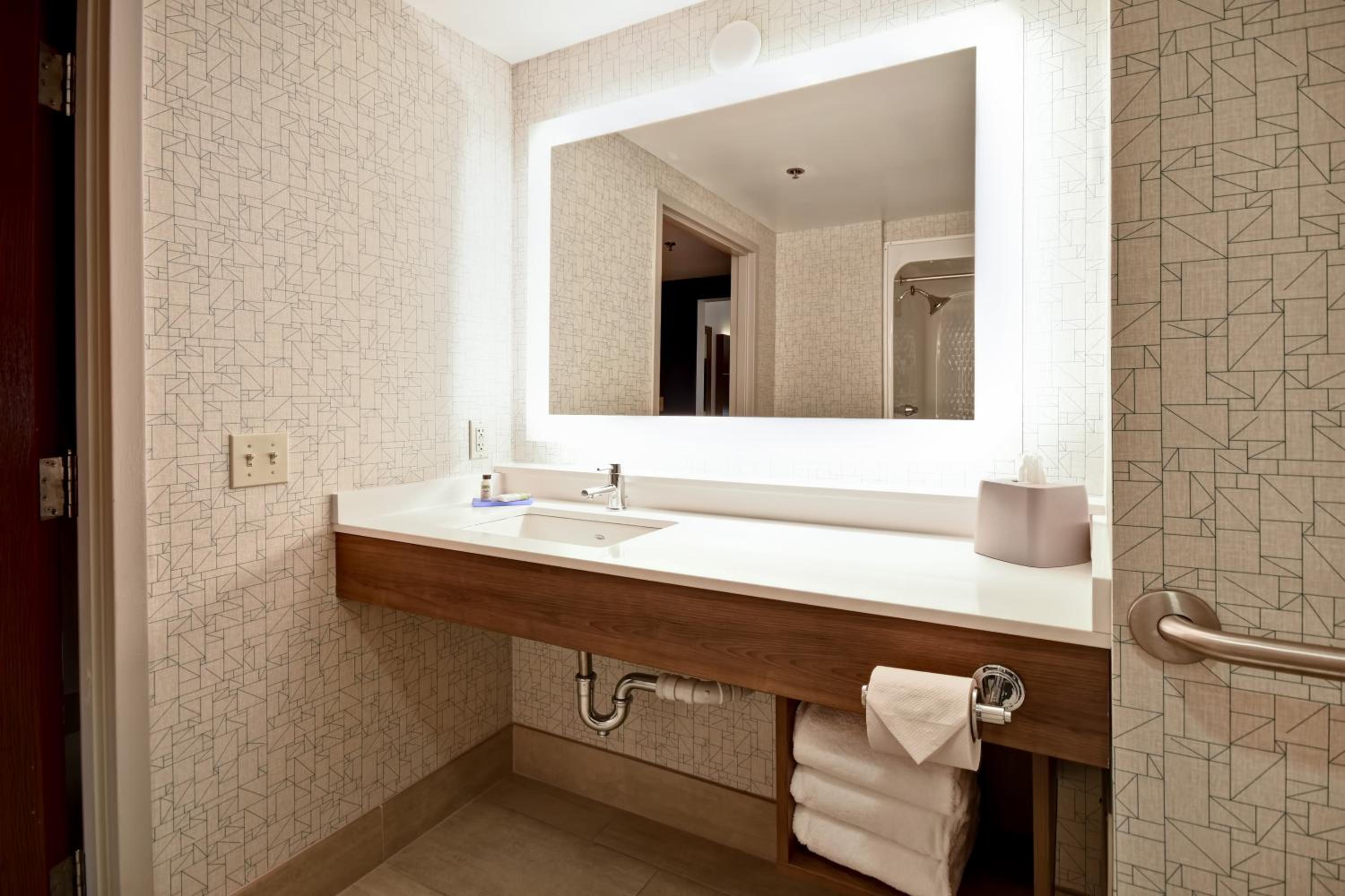 King Room - Mobility Access/Roll in Shower - Non-Smoking - Photo 6