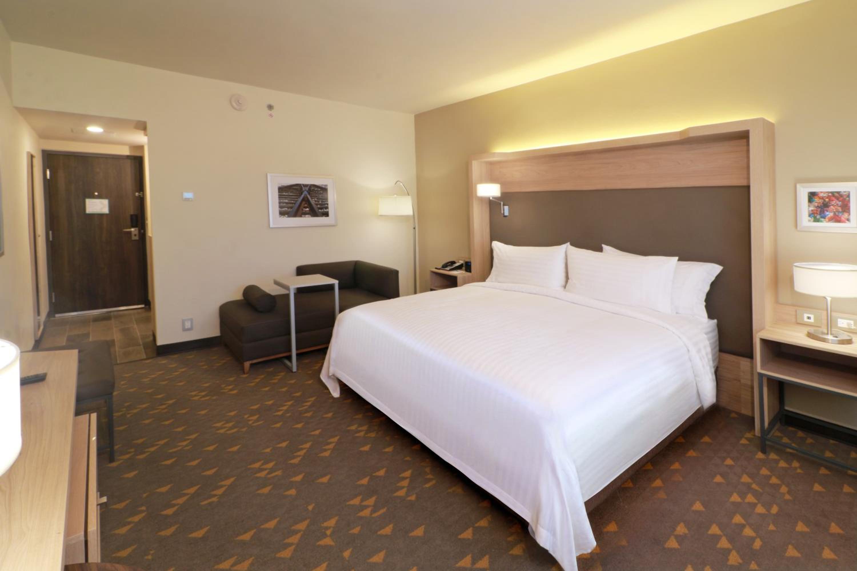 Standard King Room - Photo 8