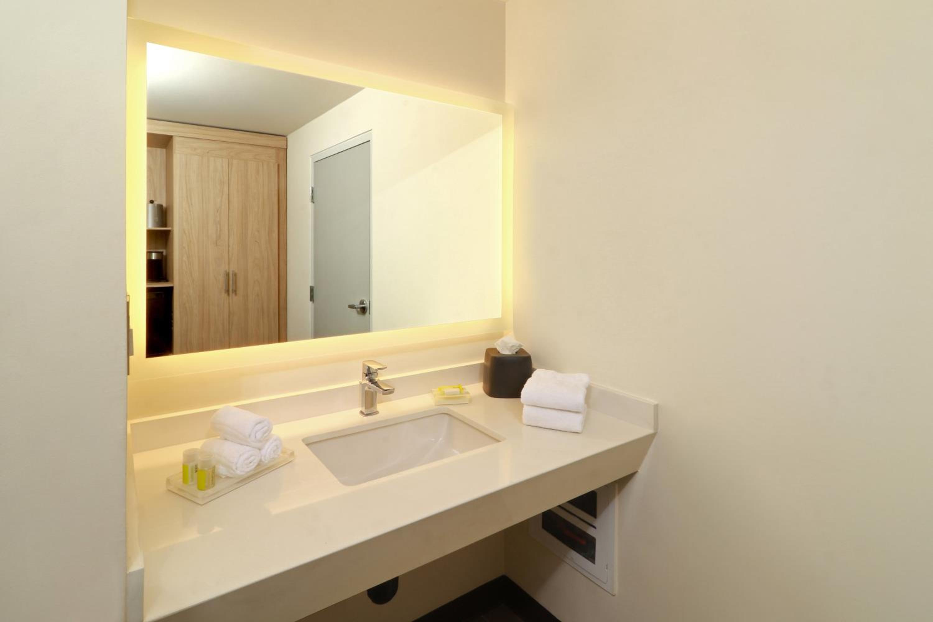 Standard King Room - Accessible - Photo 2
