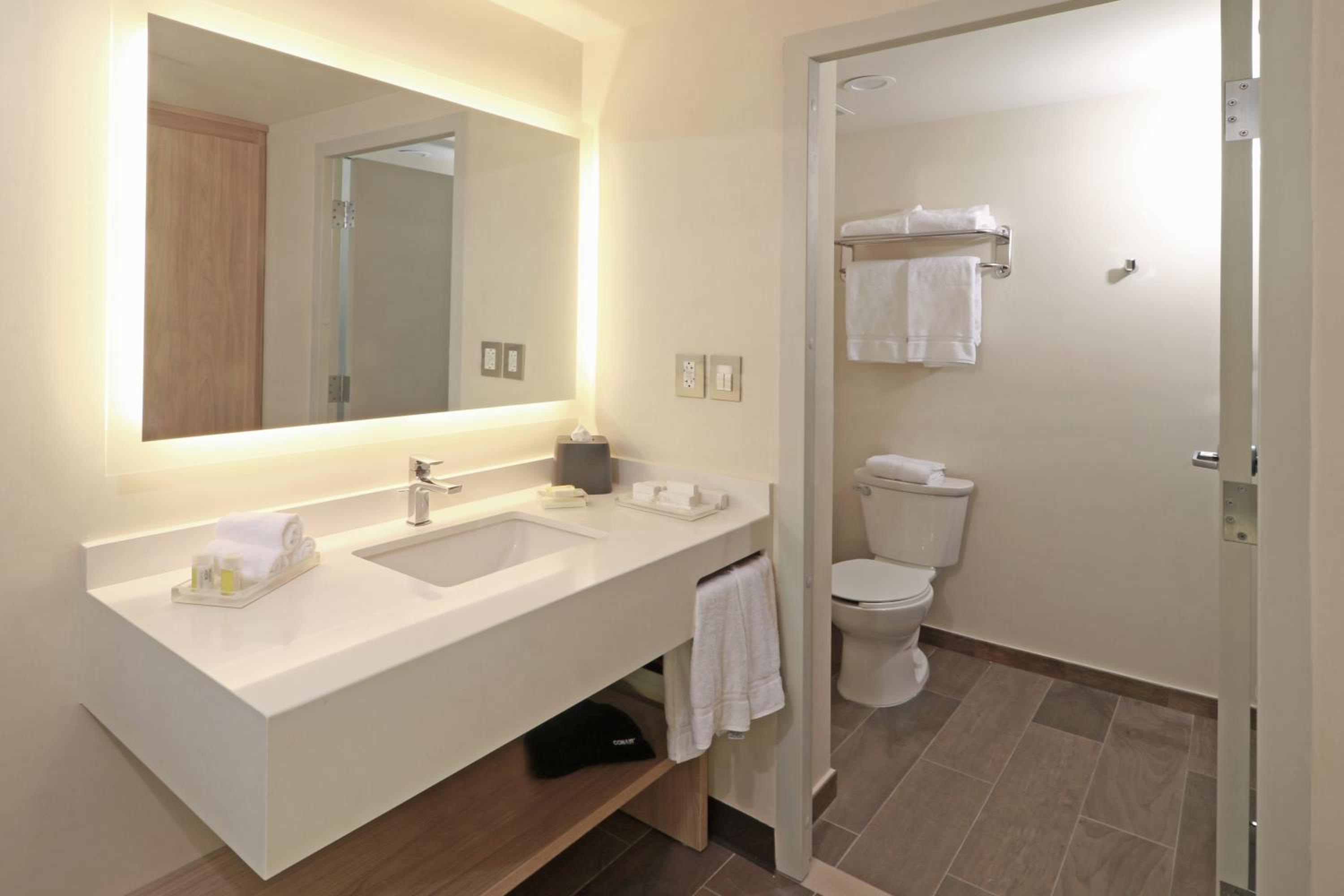 Standard King Room - Photo 6