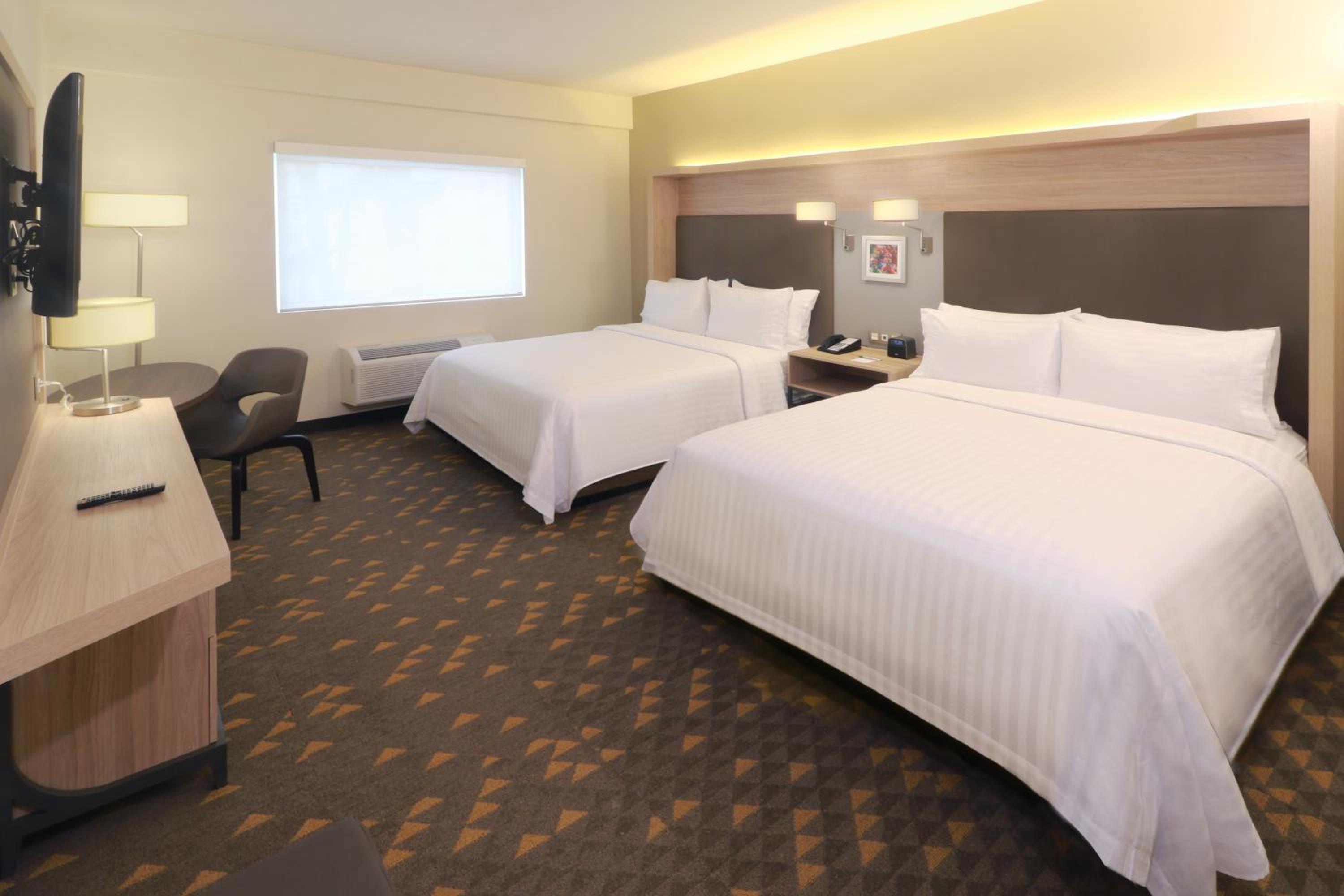 Standard Room with Two Queen Beds - Photo 5