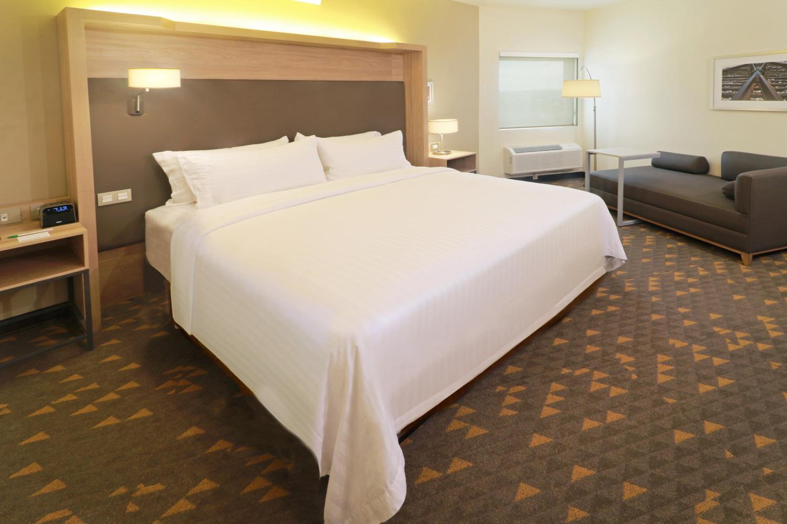 Standard King Room - Photo 9