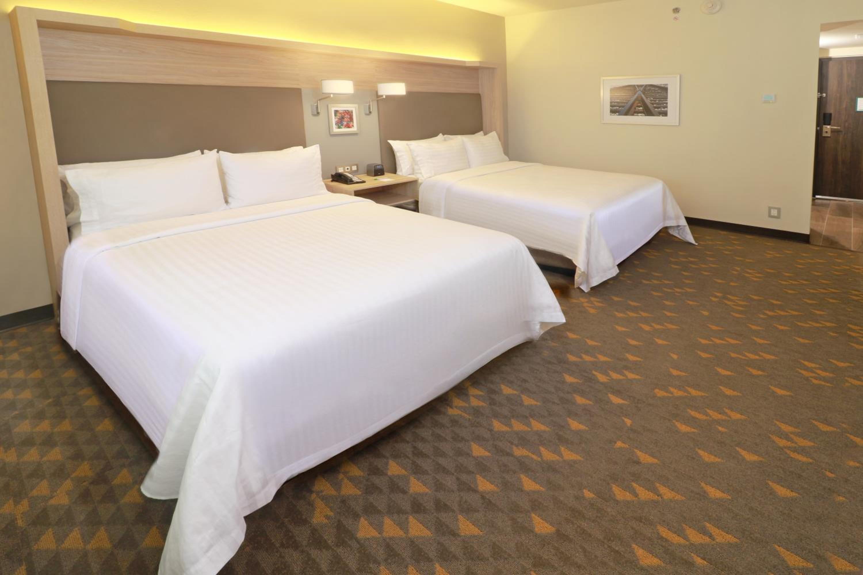 Standard Room with Two Queen Beds - Photo 7