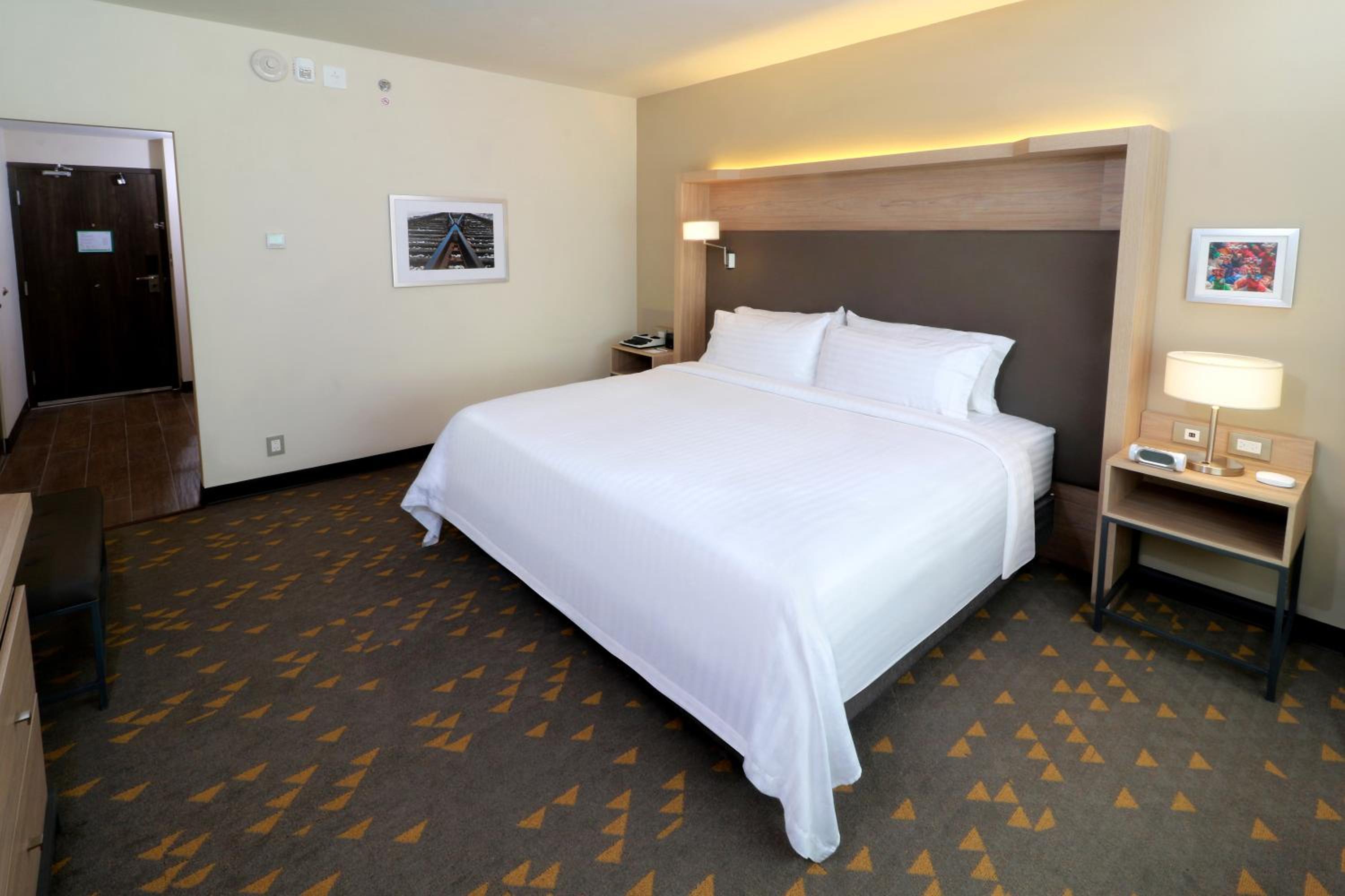 Standard King Room - Accessible - Photo 7