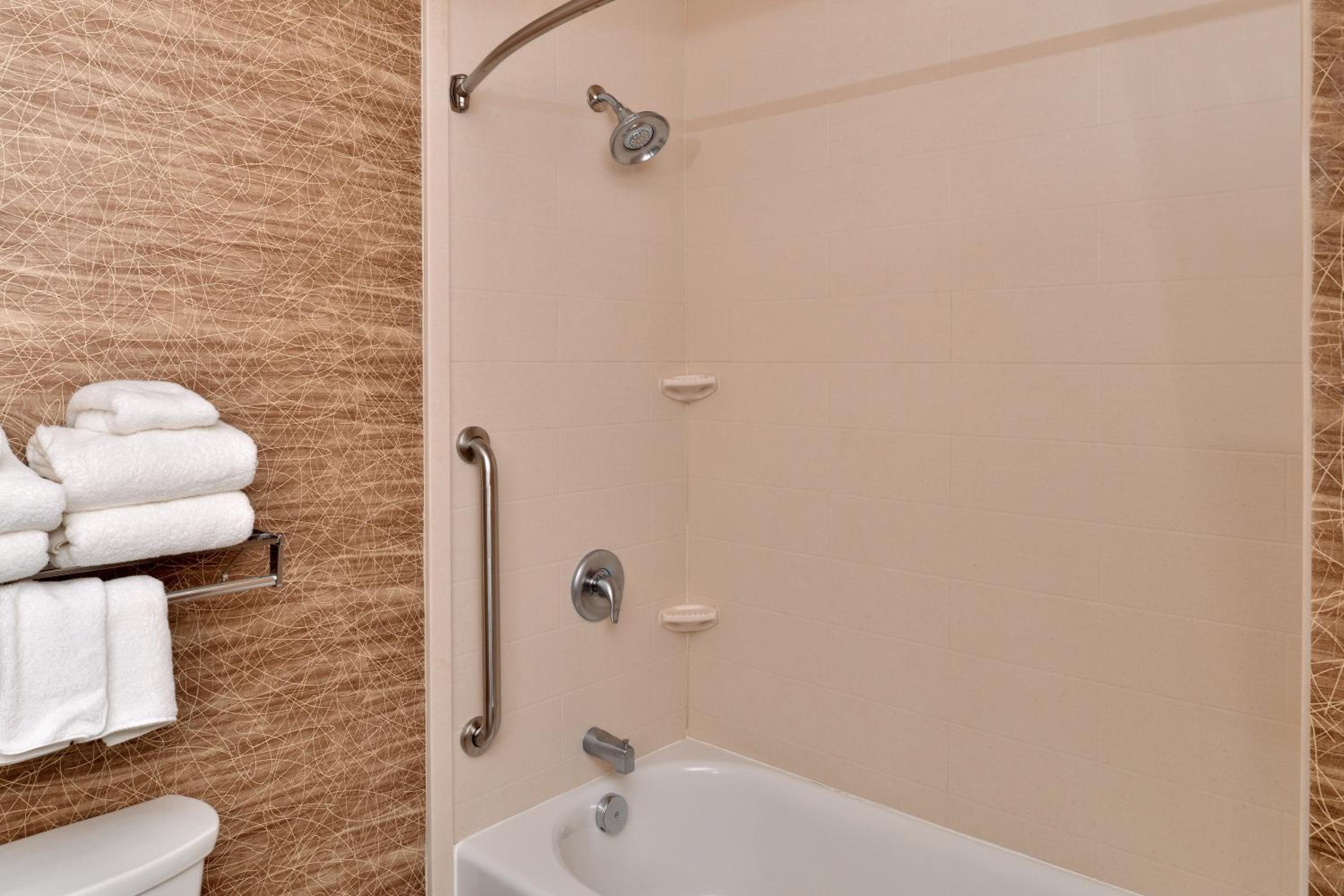 One-Bedroom King Suite - Mobility Accessible with Tub photo 2