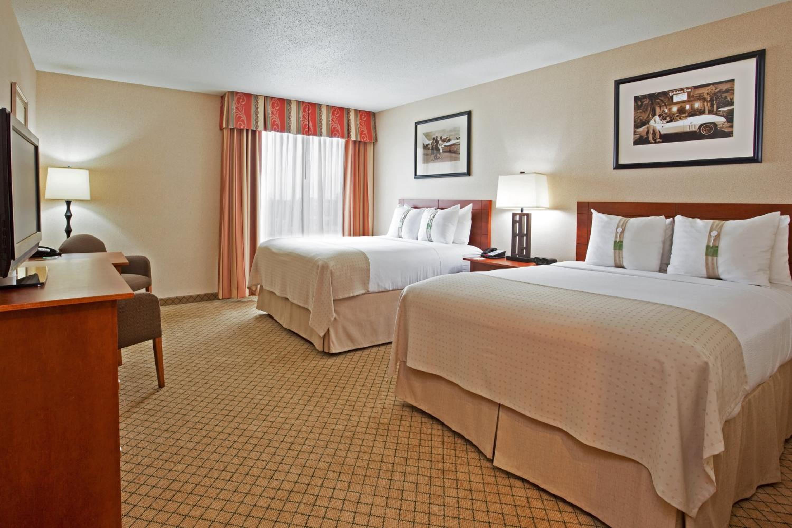 Standard Room with Two Queen Beds - Photo 2