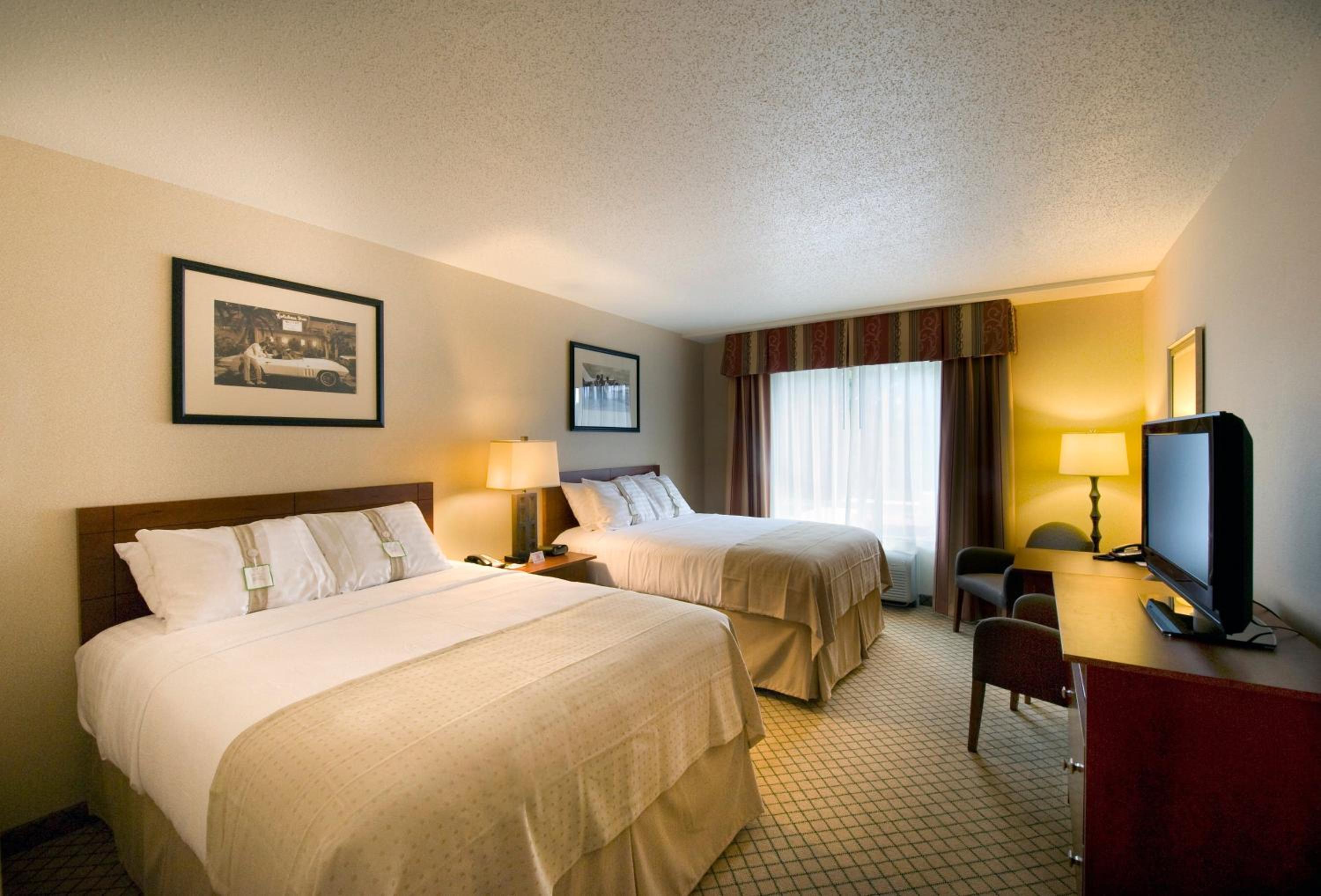 Standard Room with Two Queen Beds - Photo 1