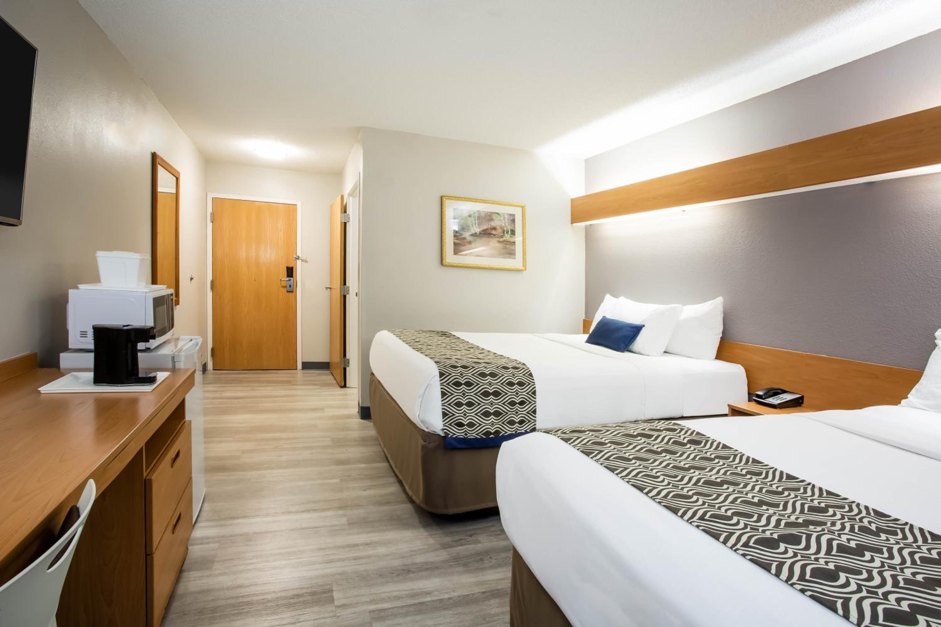 Queen Room with Two Queen Beds - Non-Smoking - Photo 1