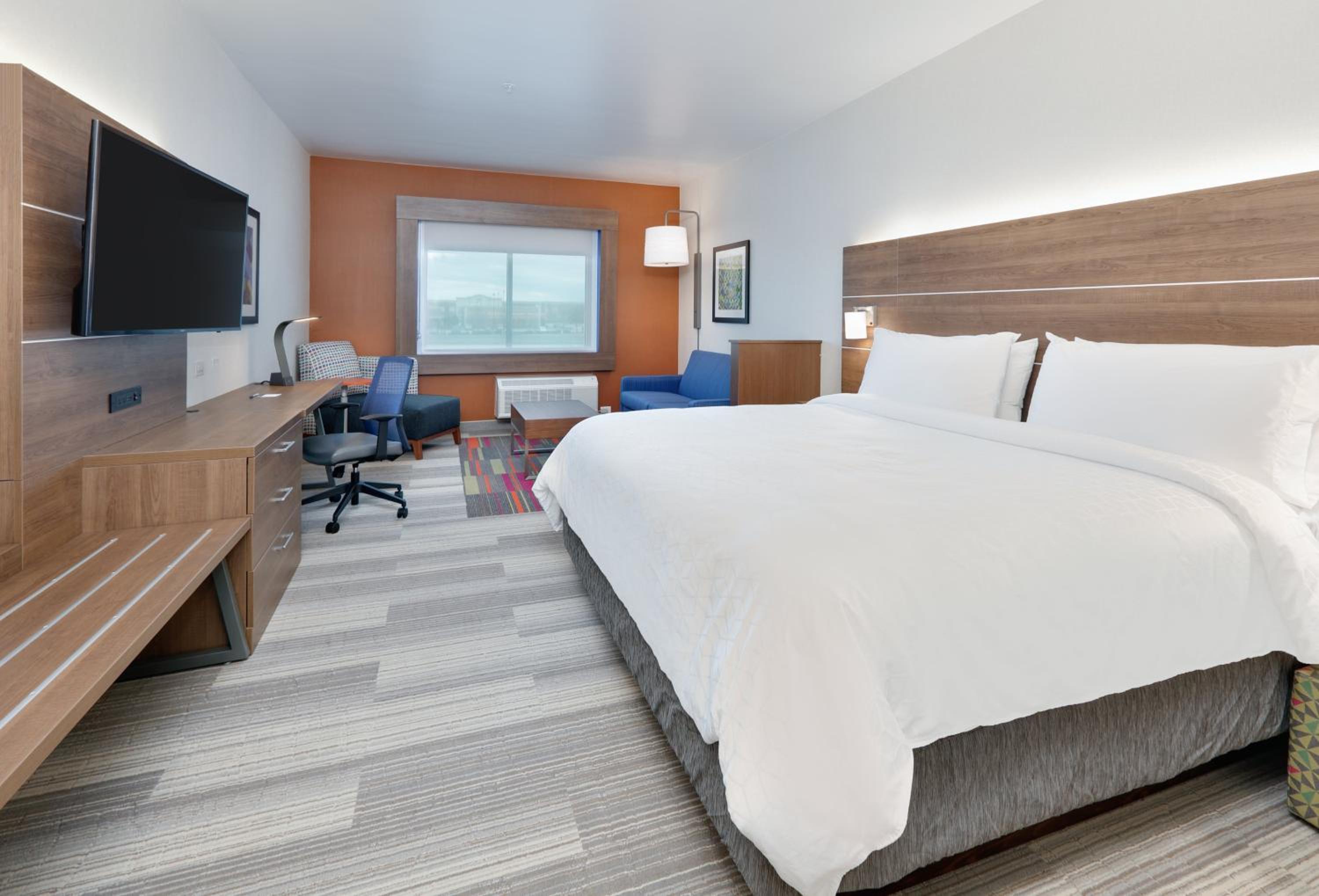 One-Bedroom Queen Room with Two Queen Beds and Mobility Accessible Tub - Non-Smoking