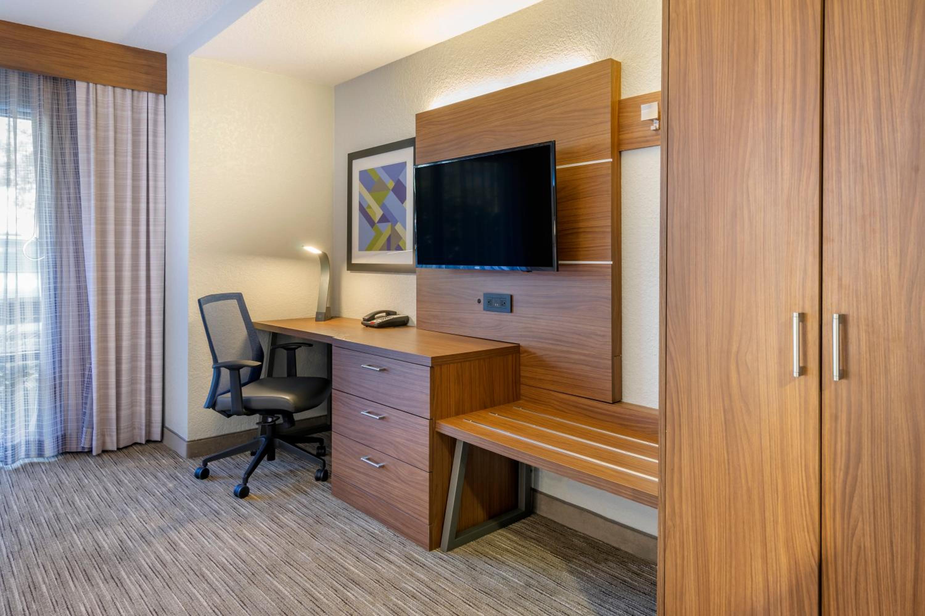 Standard King Room - Photo 3