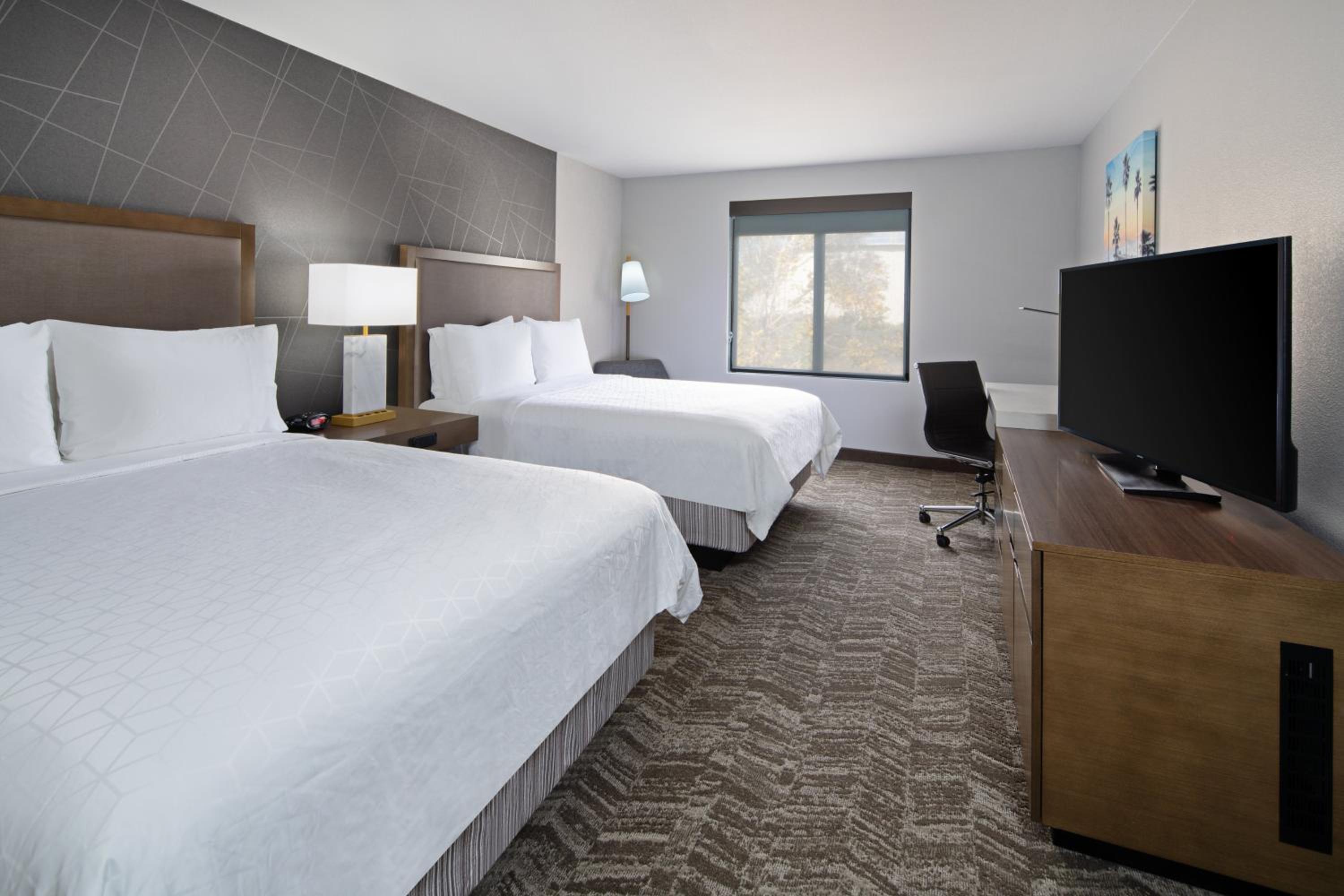 Queen Room with Two Queen Beds - Photo 4