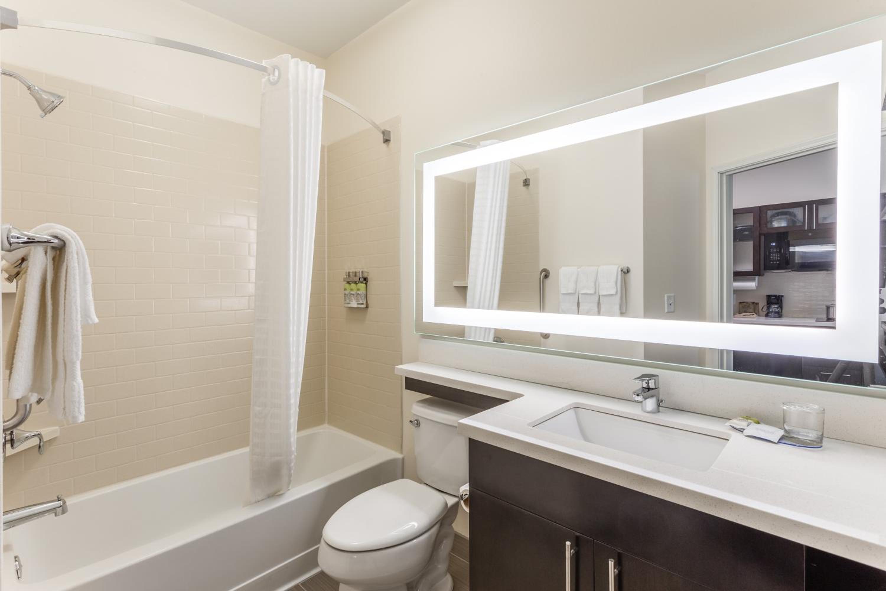 Queen Studio Suite with Bath Tub - Mobility Accessible - Non-Smoking photo 3