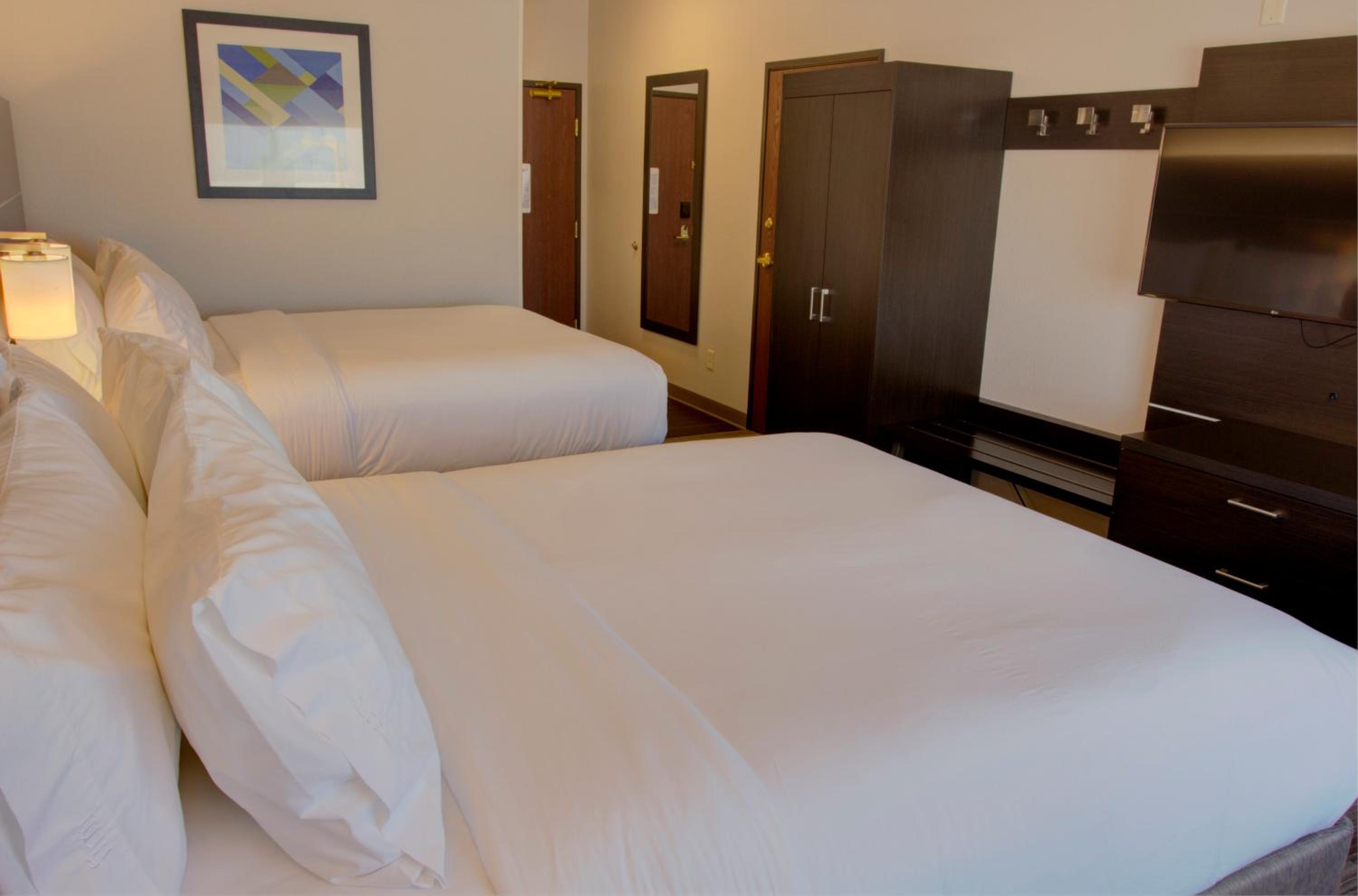 Standard Queen Room with Two Queen Beds - Photo 4