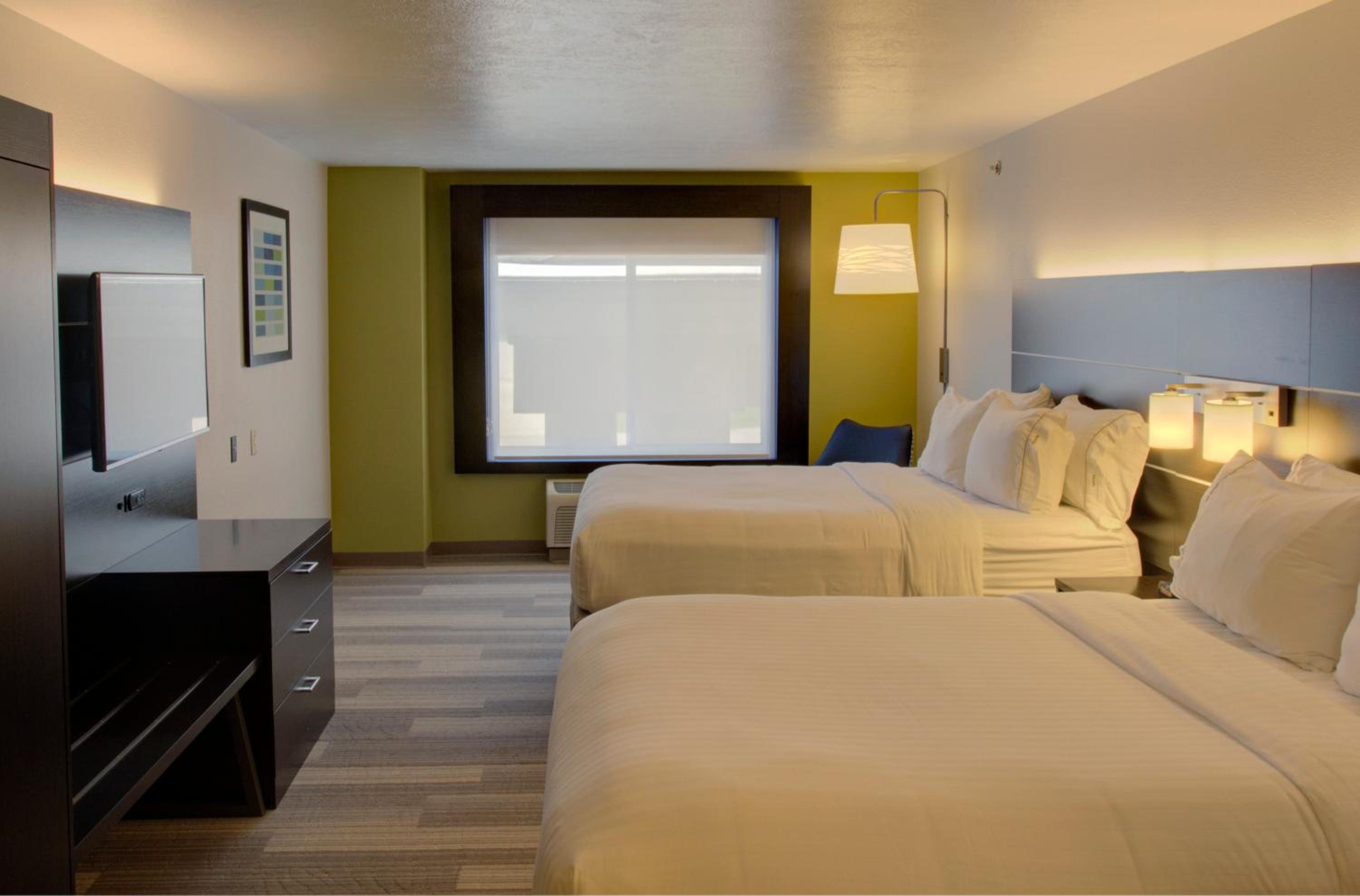 Standard Queen Room with Two Queen Beds - Photo 6