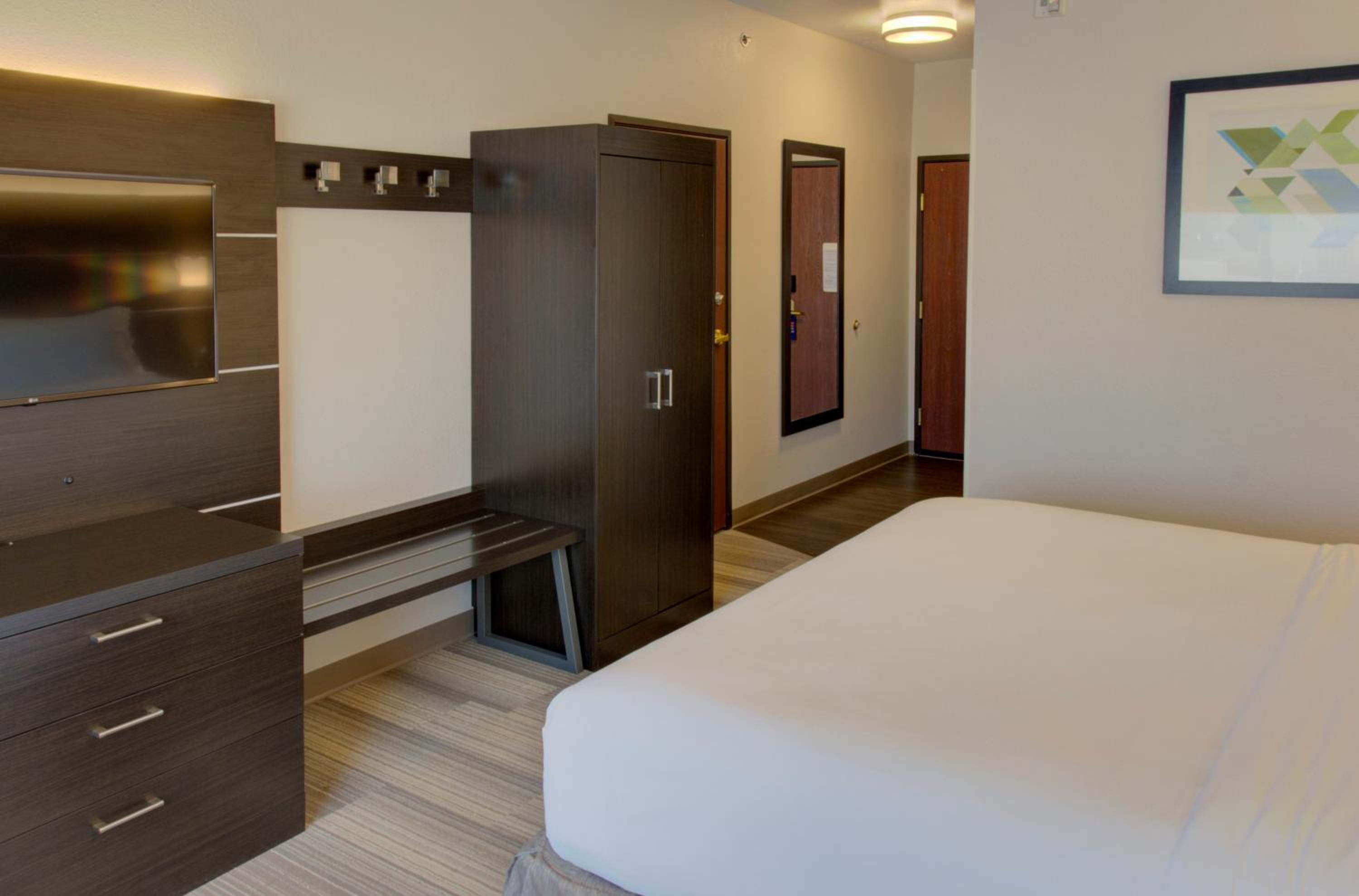 Standard King Room - Photo 5