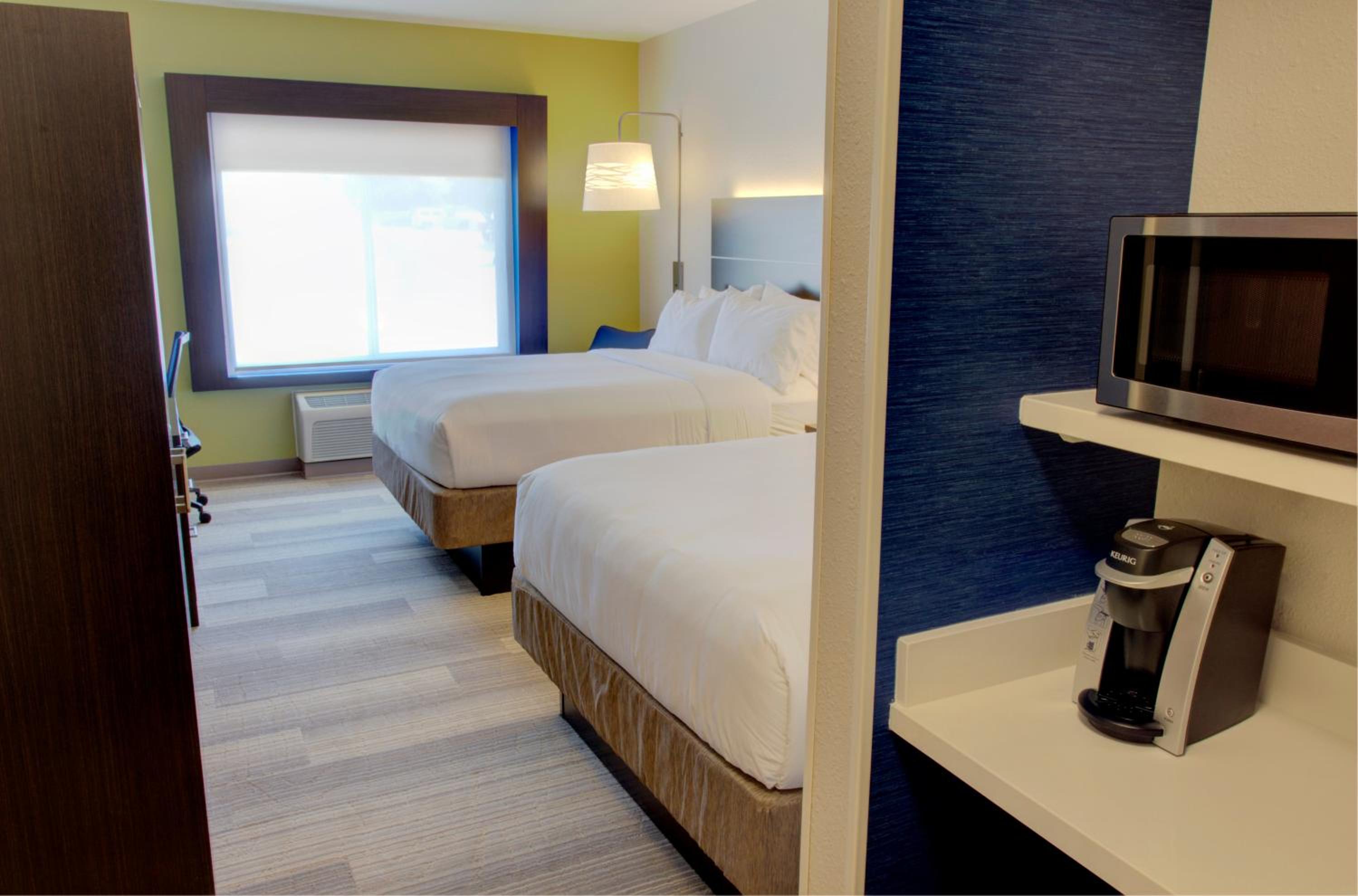 Standard Queen Room with Two Queen Beds - Photo 5