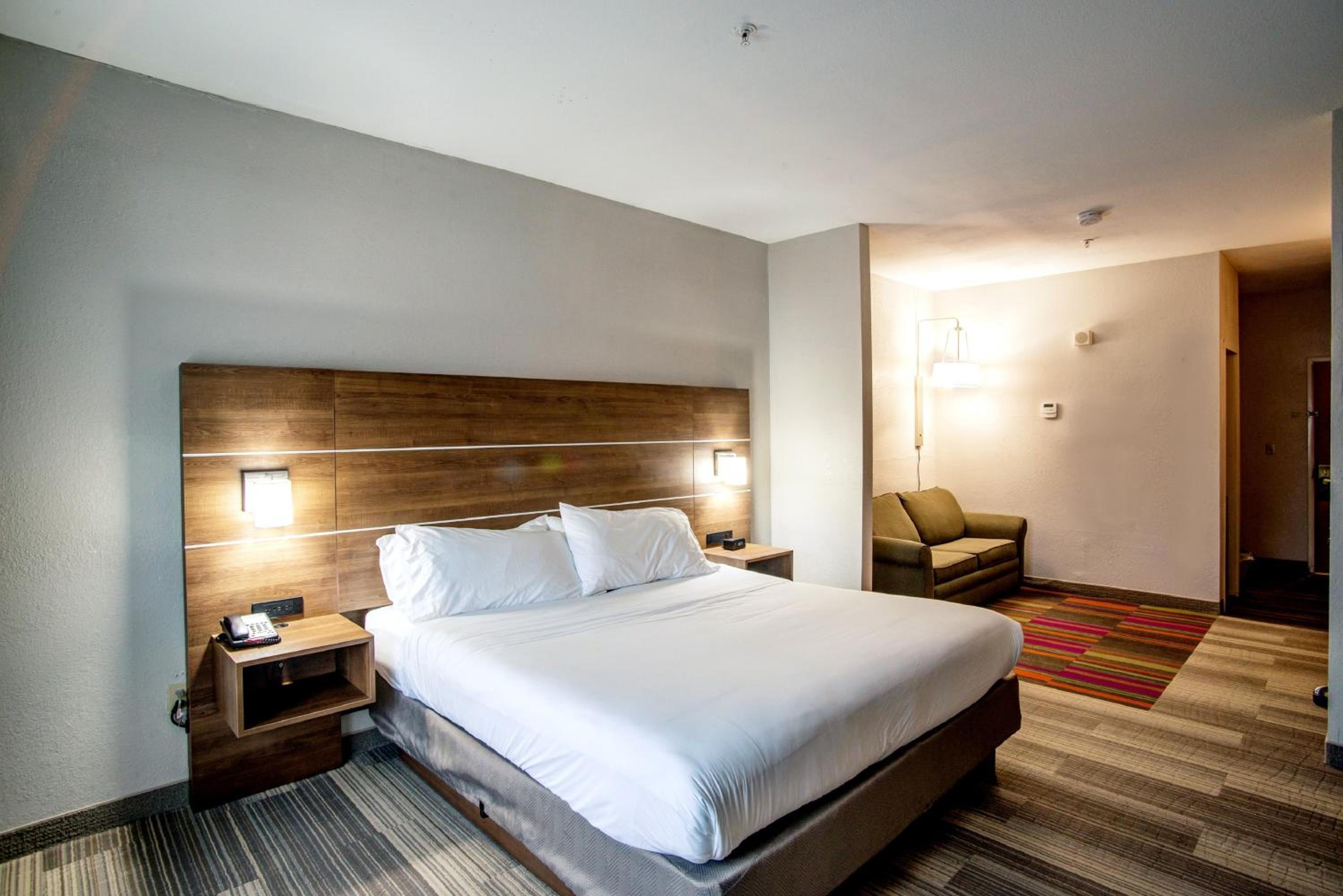 Standard King Room with Sofa Bed - Photo 2
