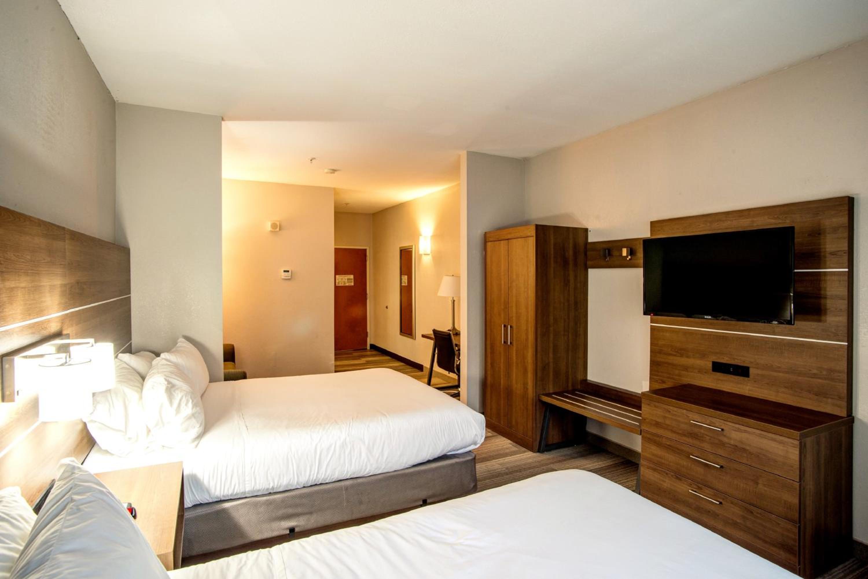 Standard Room with Two Queen Beds - Photo 2