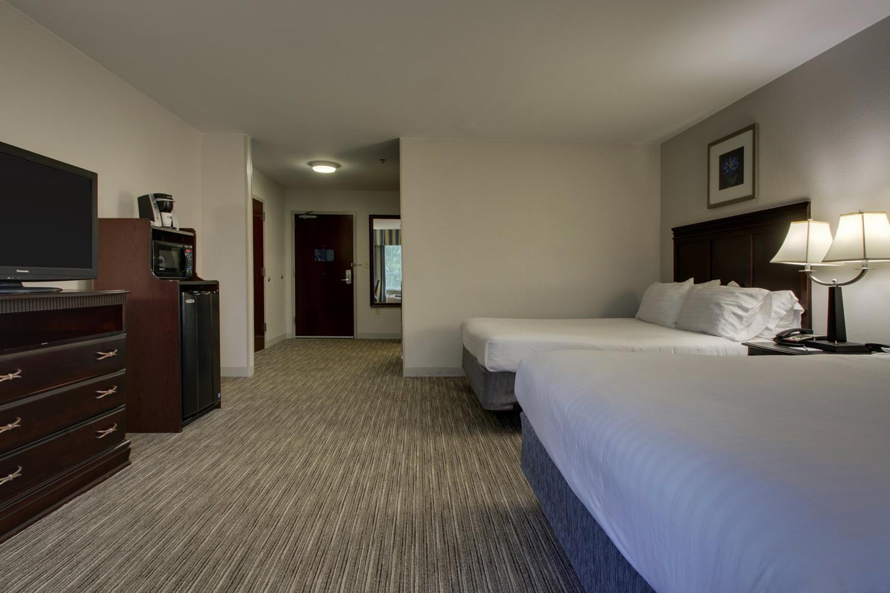 Standard Room with Two Queen Beds - Photo 3