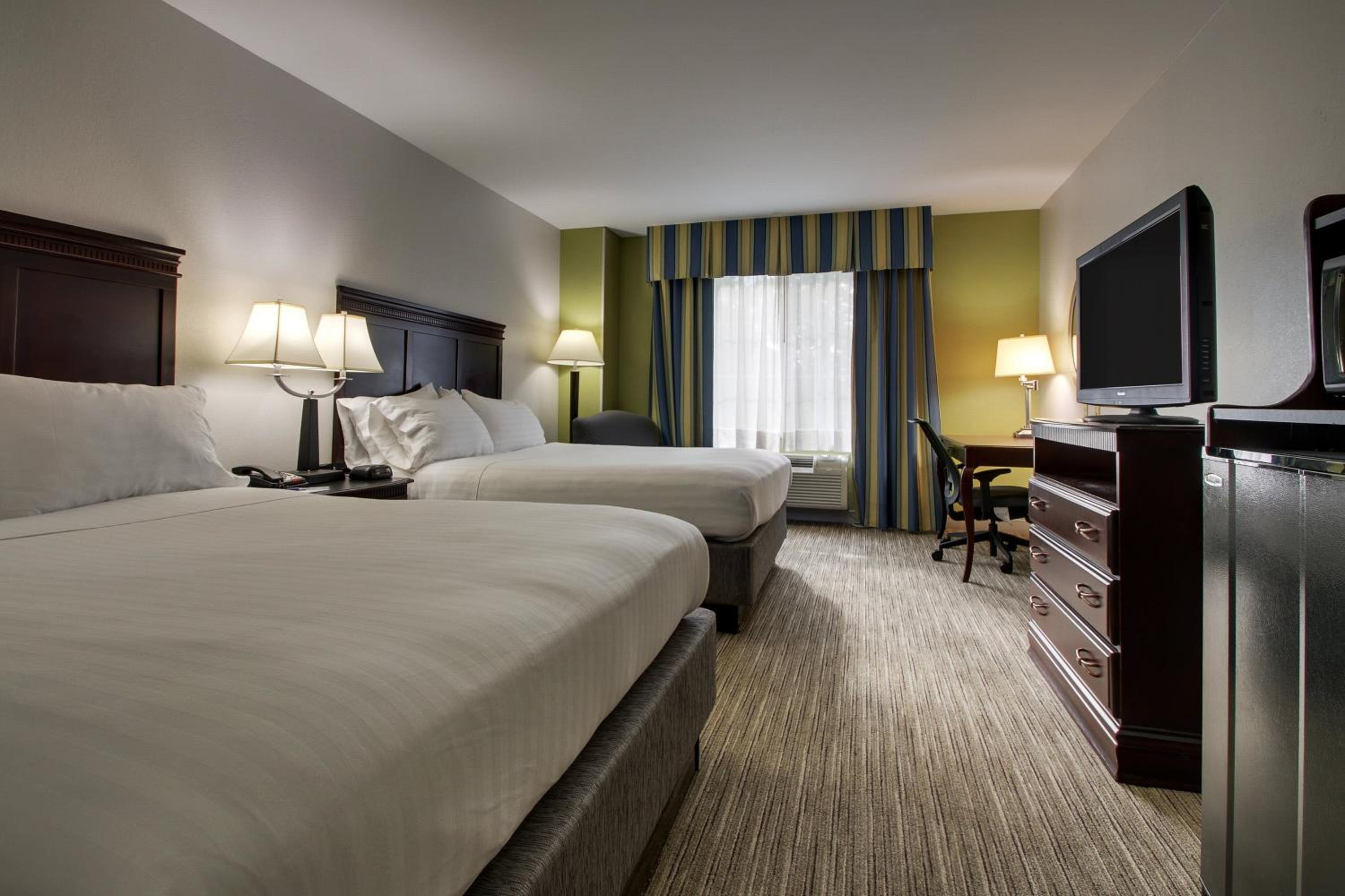 Standard Room with Two Queen Beds - Photo 2