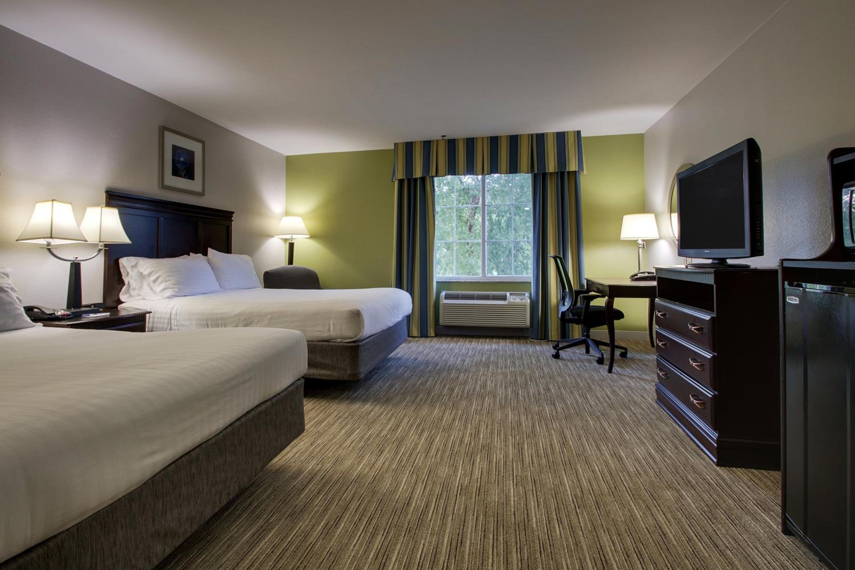 Standard Room with Two Queen Beds - Photo 5