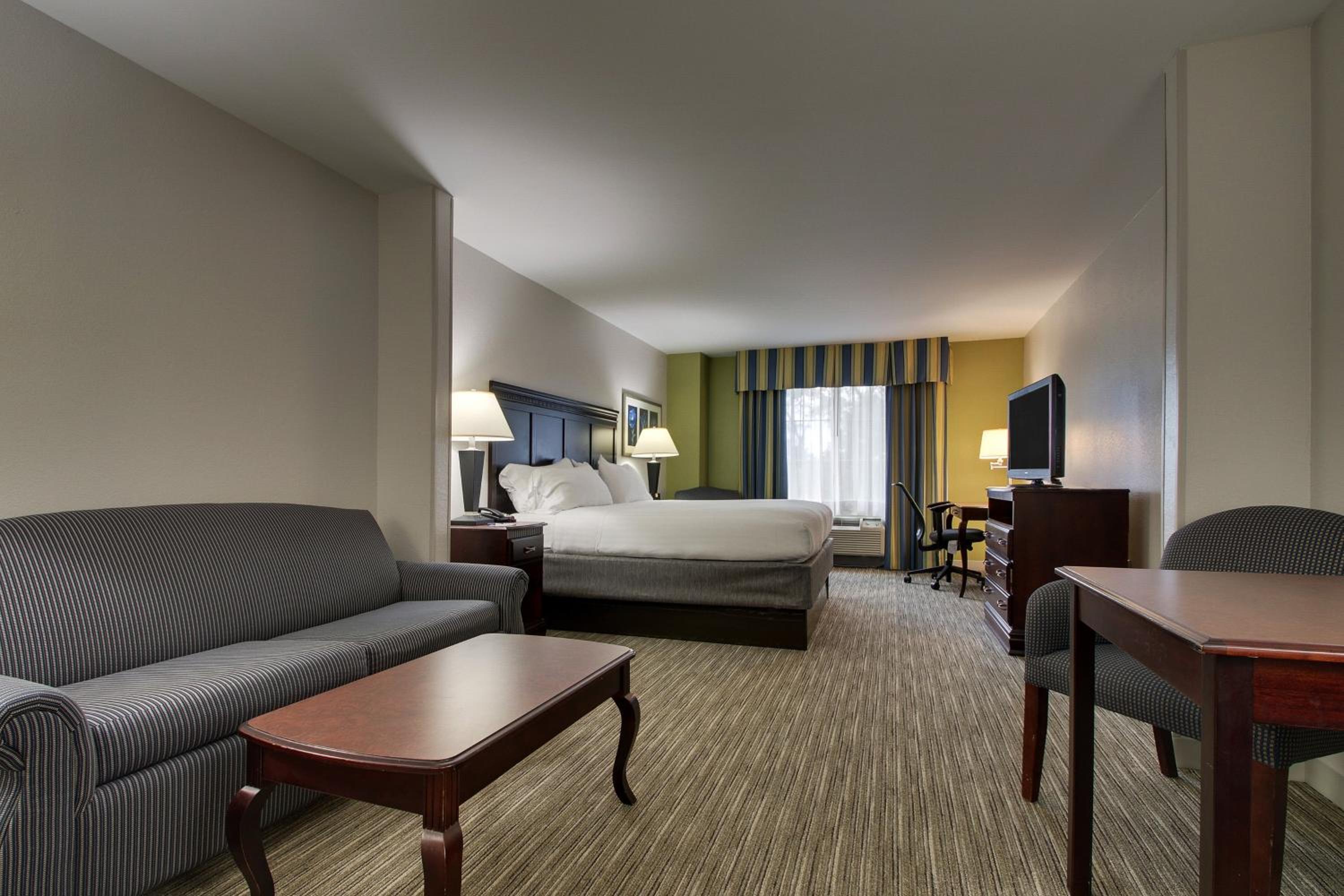 King Suite with Sofa Bed - Photo 4