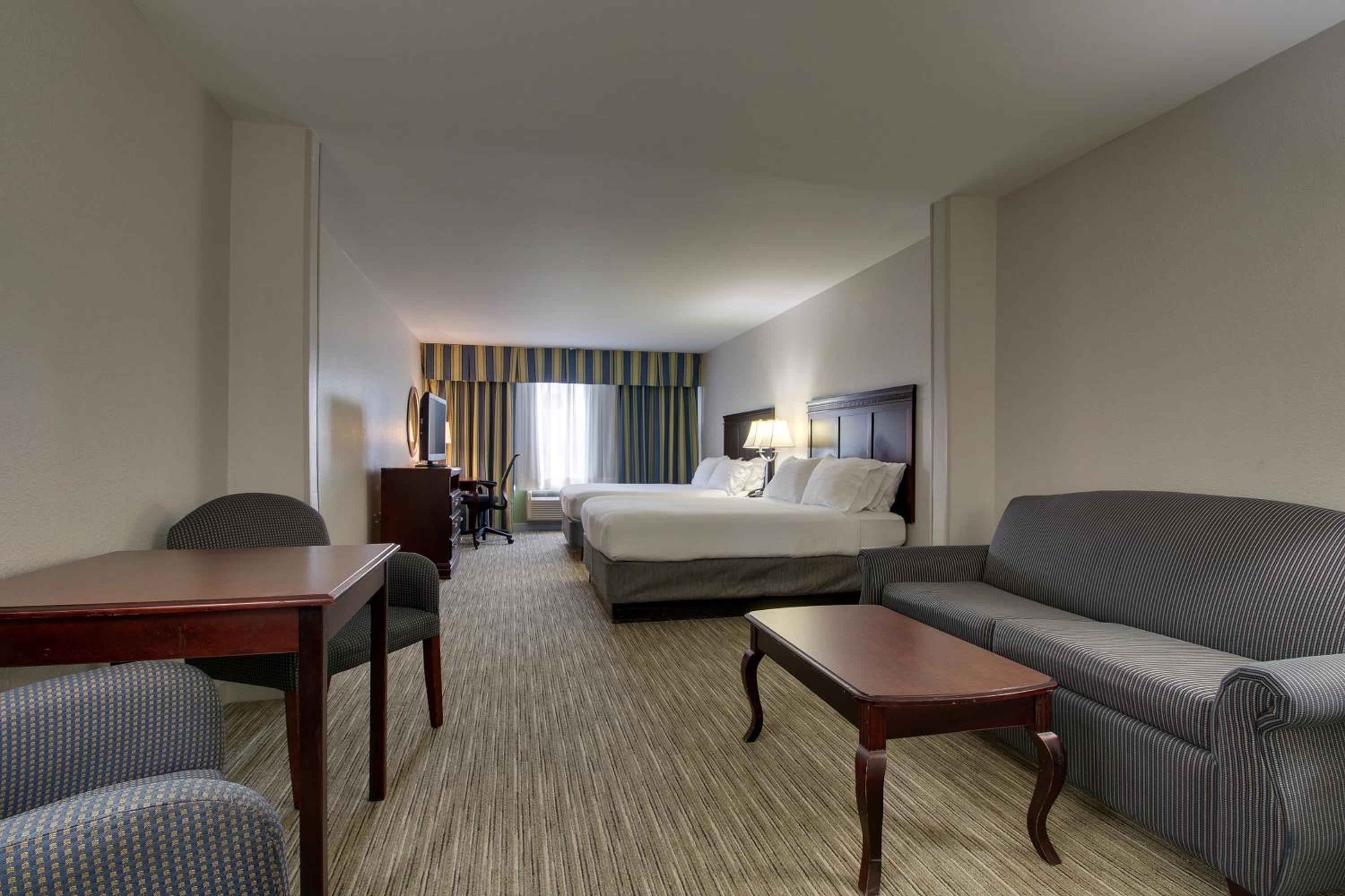 Queen Suite with Two Queen Beds and Sofa Bed - Photo 3