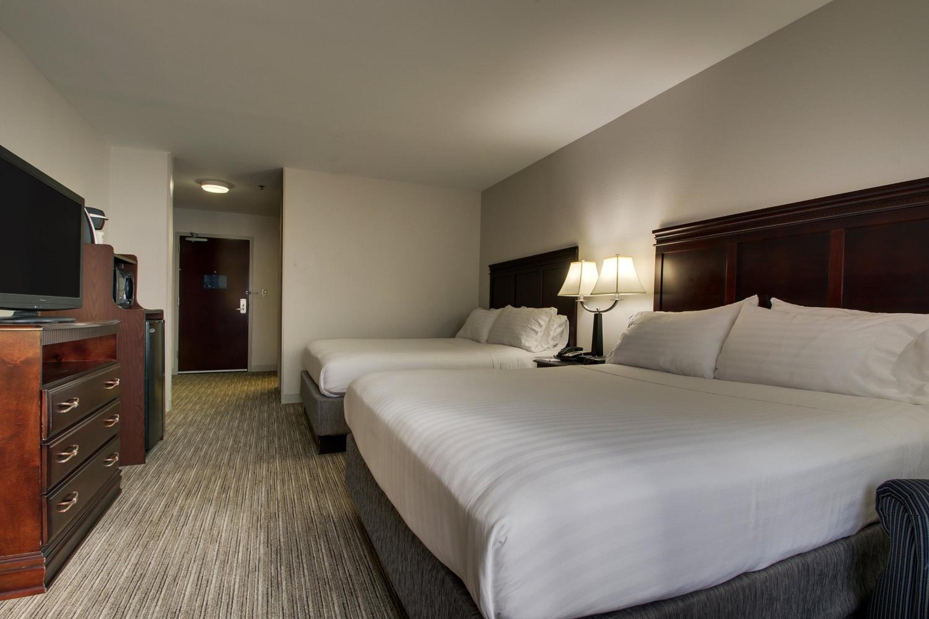 Standard Room with Two Queen Beds - Photo 4
