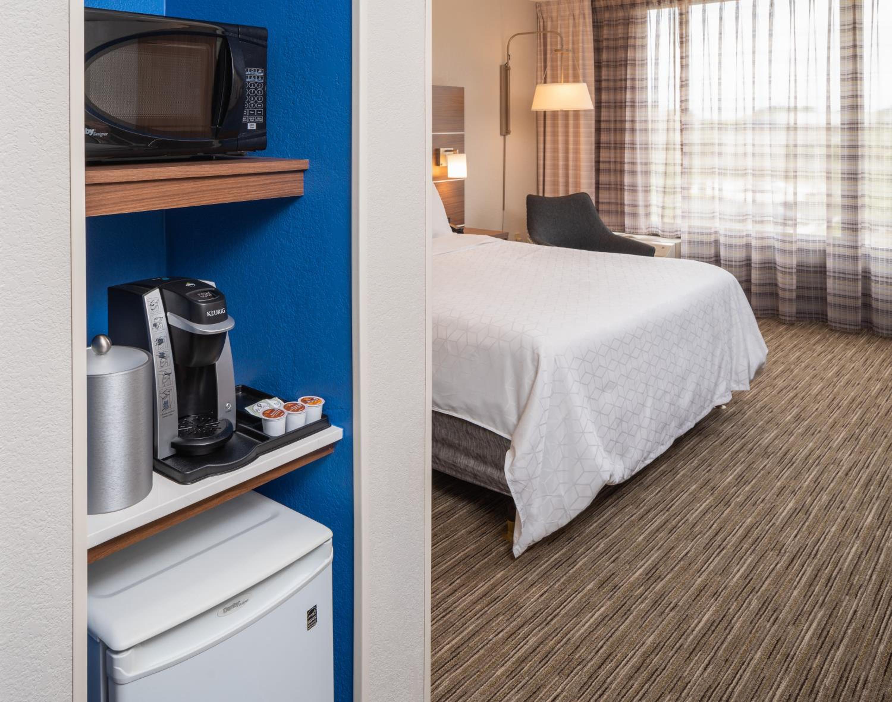 Standard King Room with Mobility Accessible Roll-In Shower photo 2
