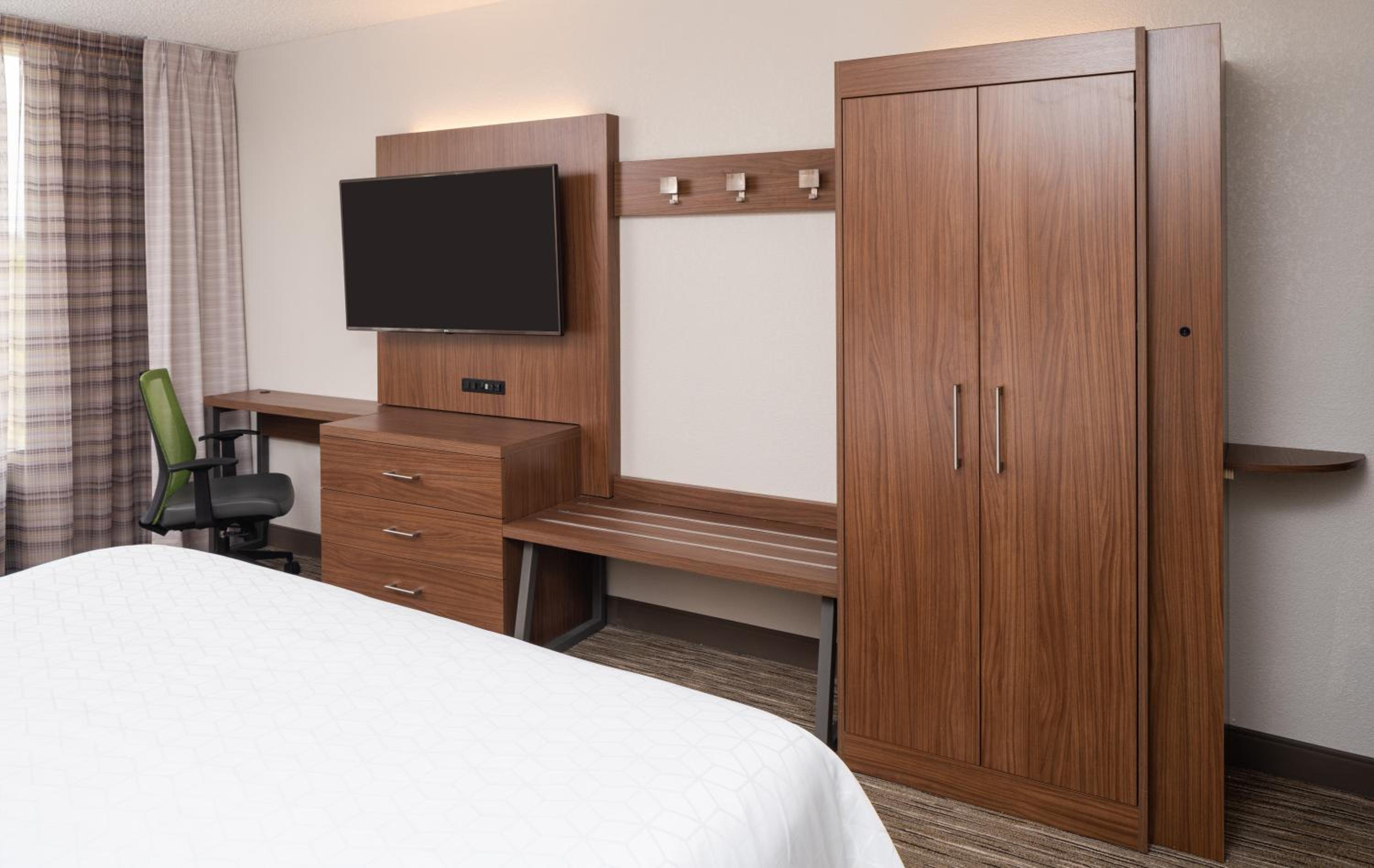 Standard Queen Room with Two Queen Beds and Mobility Accessible Roll-In Shower photo 3