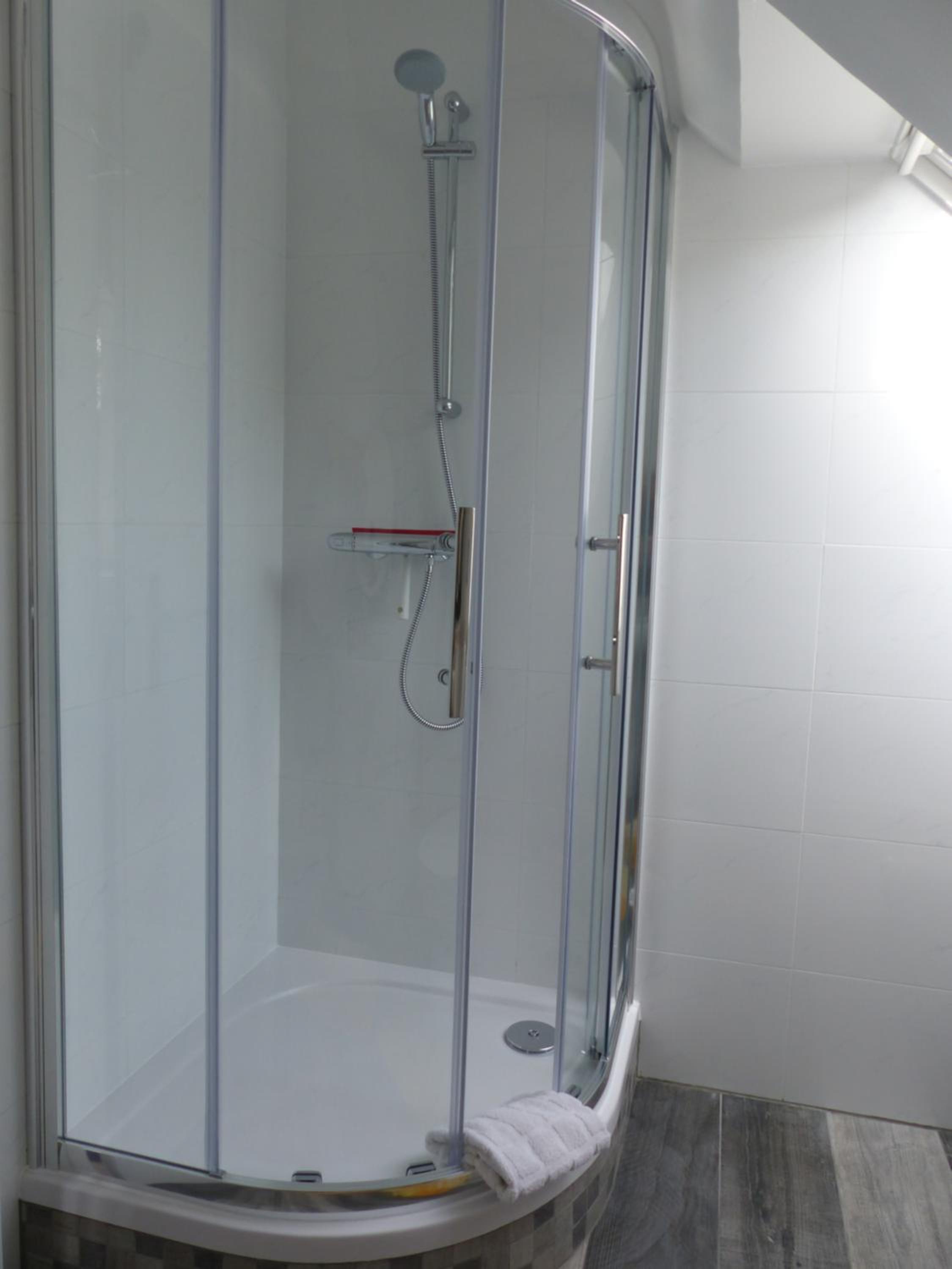 Double or Twin Room with Private Bathroom - Photo 2