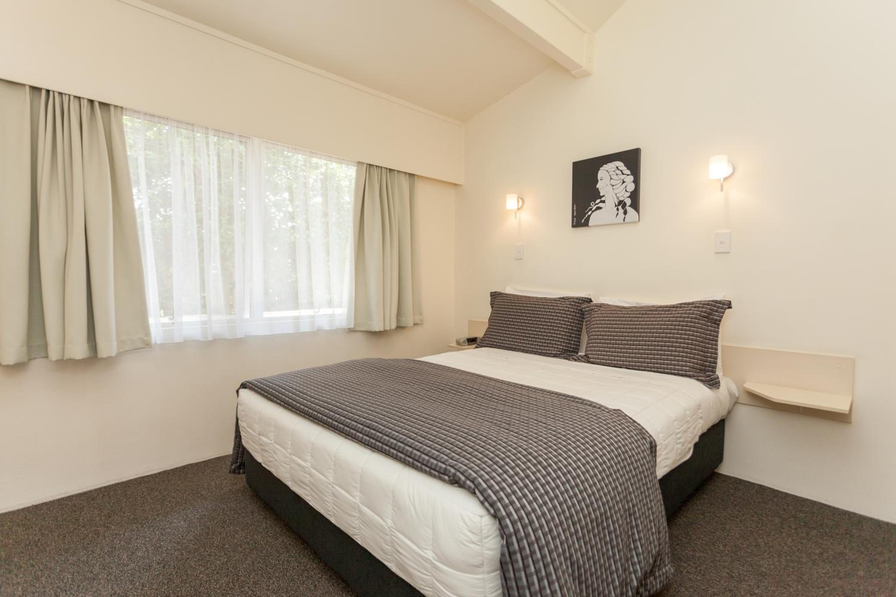 Premier One-Bedroom Apartment - Photo 12