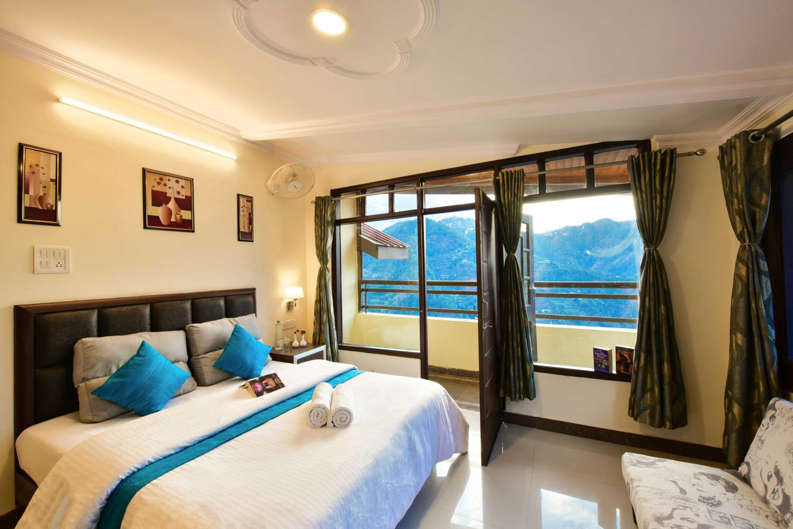 Deluxe Double Room with Balcony photo 3
