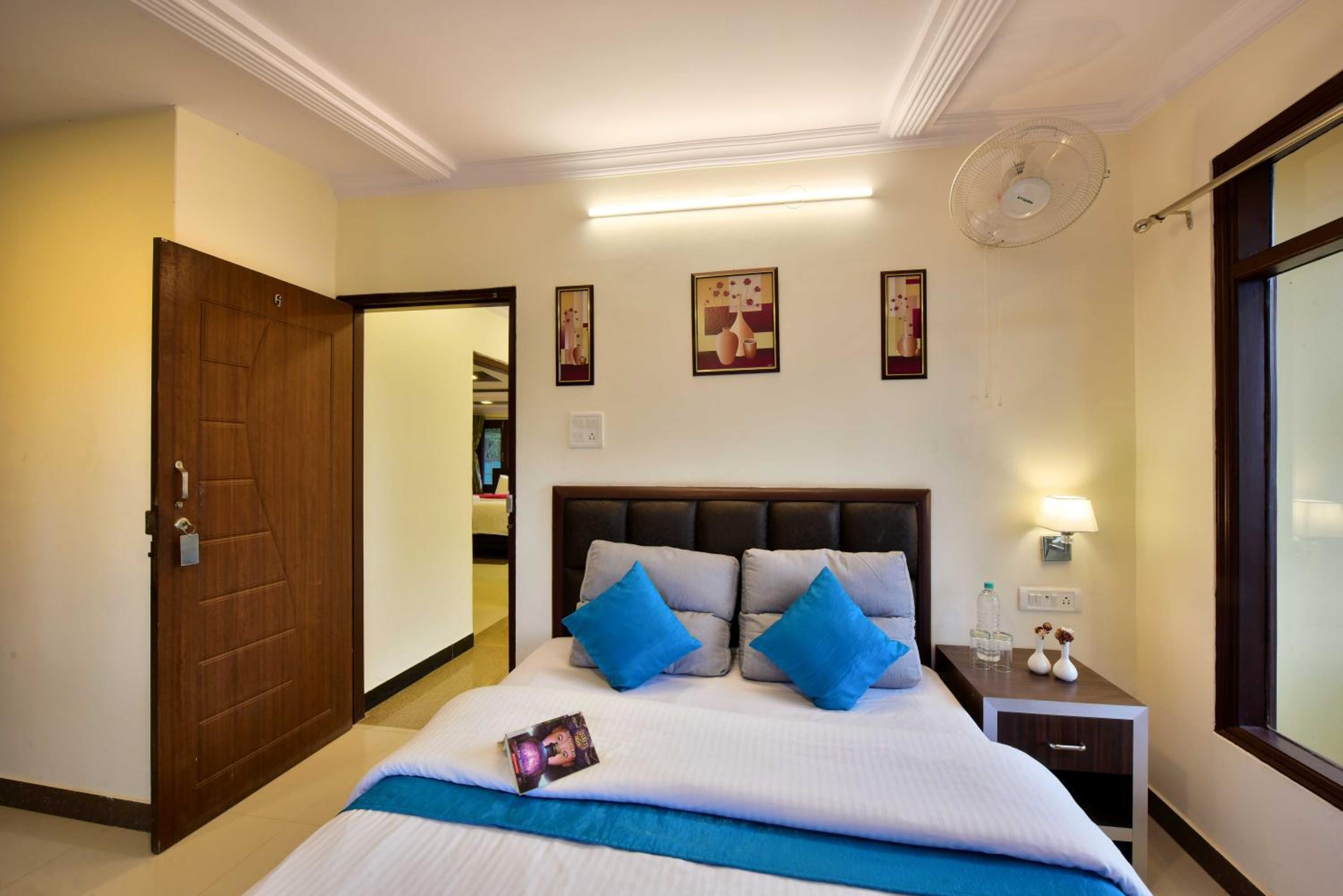 Deluxe Double Room with Balcony photo 2