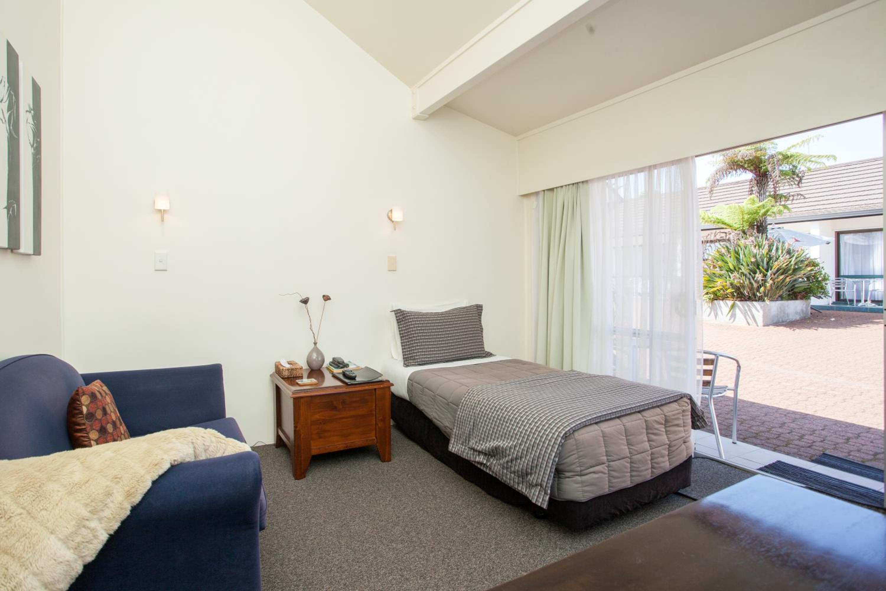 Premier One-Bedroom Apartment - Photo 14