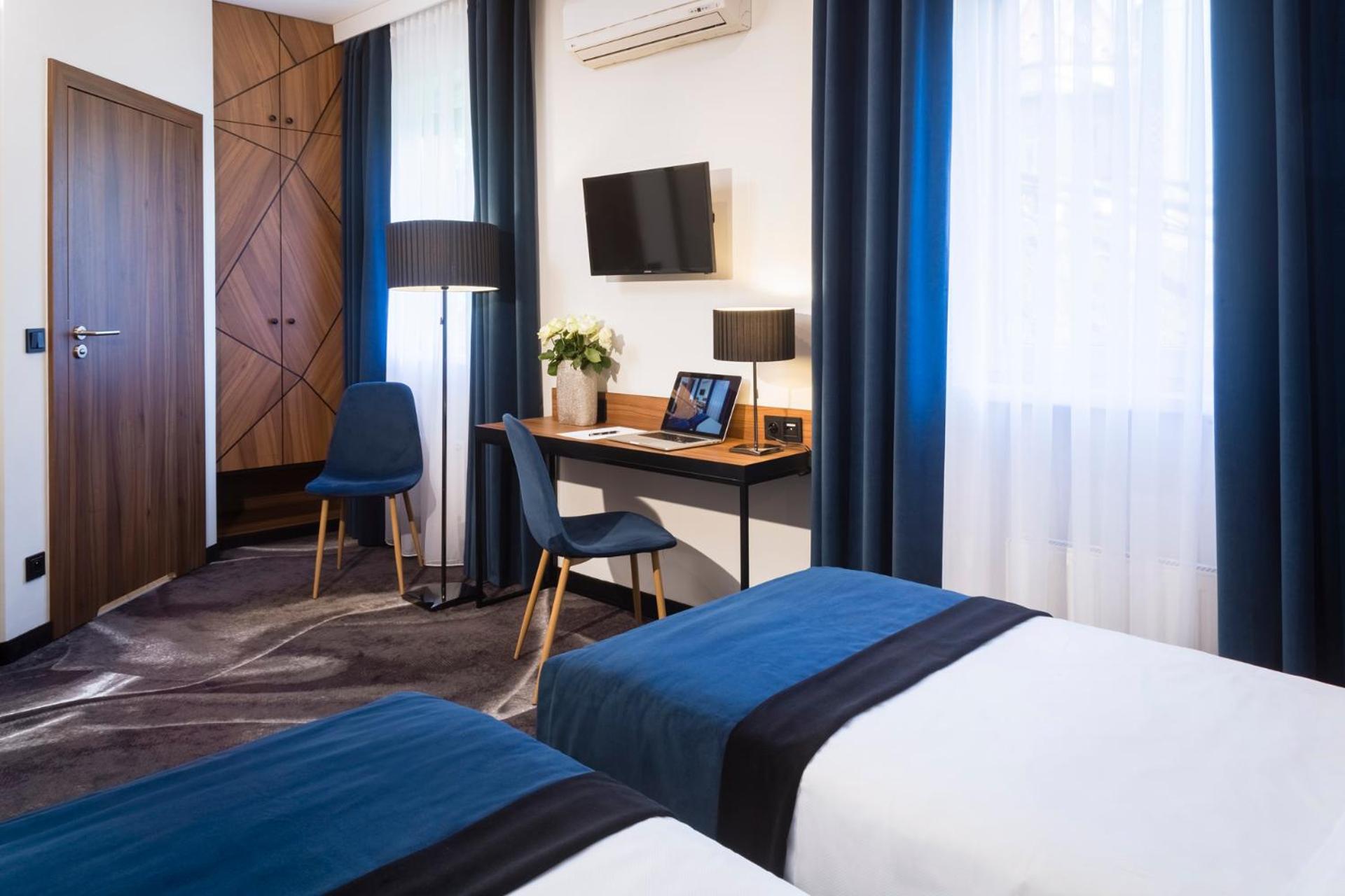Premium Double or Twin Room - Photo 5