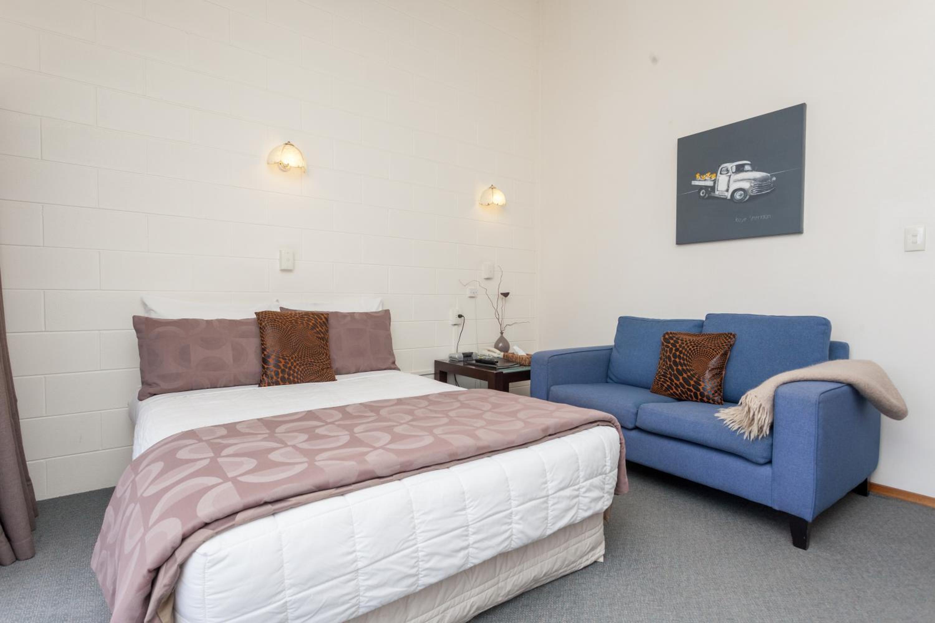 Premier One-Bedroom Apartment - Photo 15