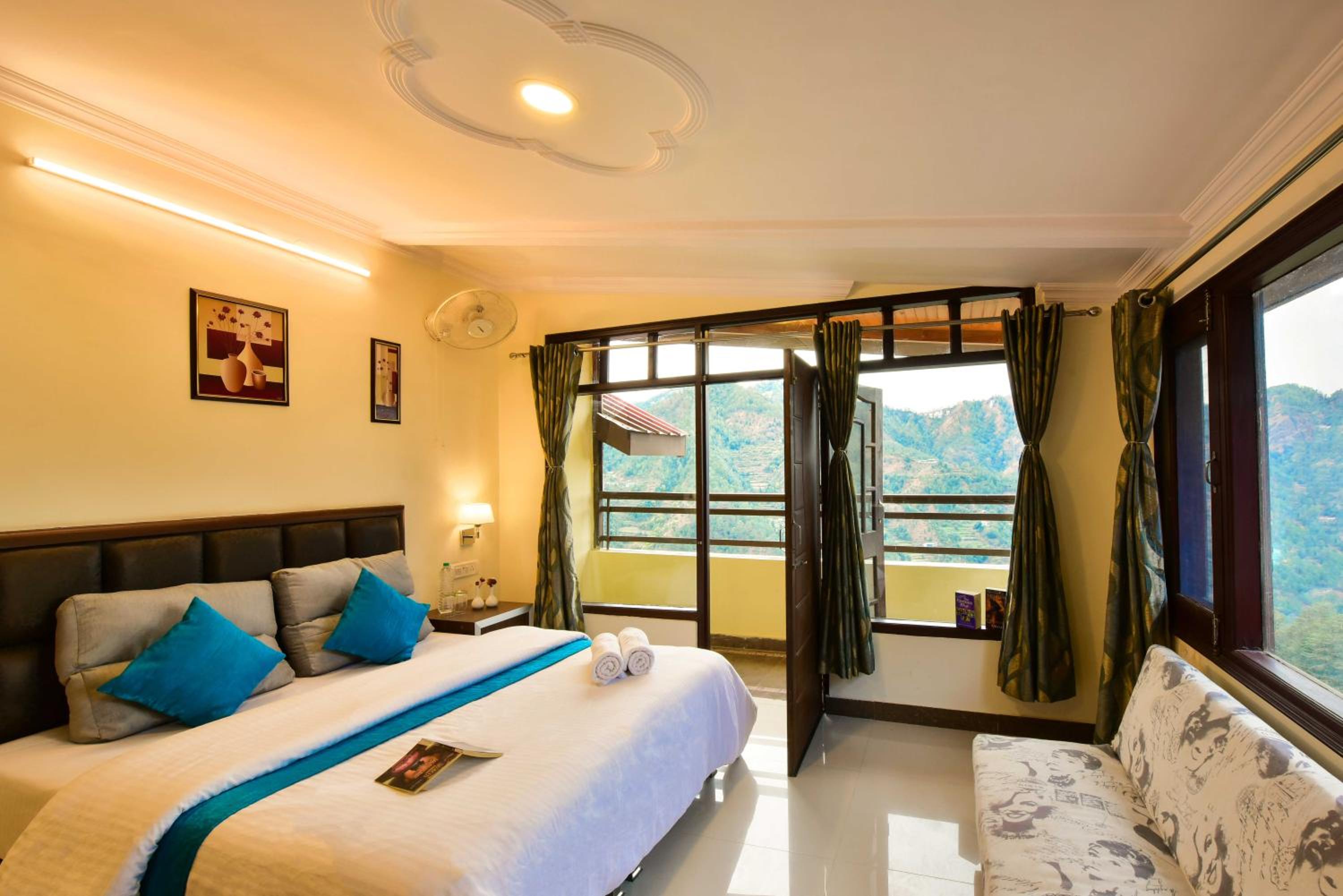 Deluxe Double Room with Balcony photo 1