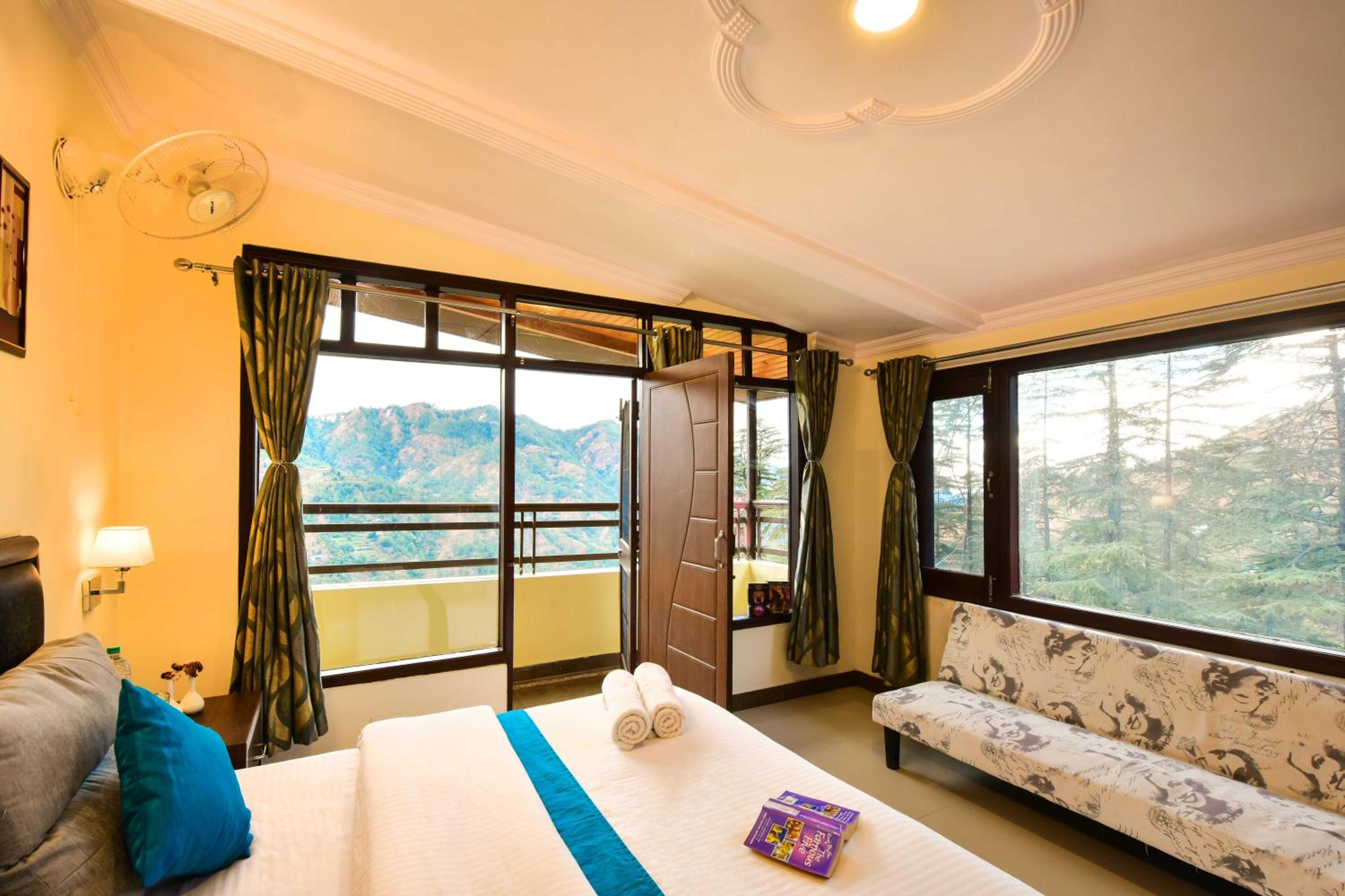 Deluxe Double Room with Balcony photo 3