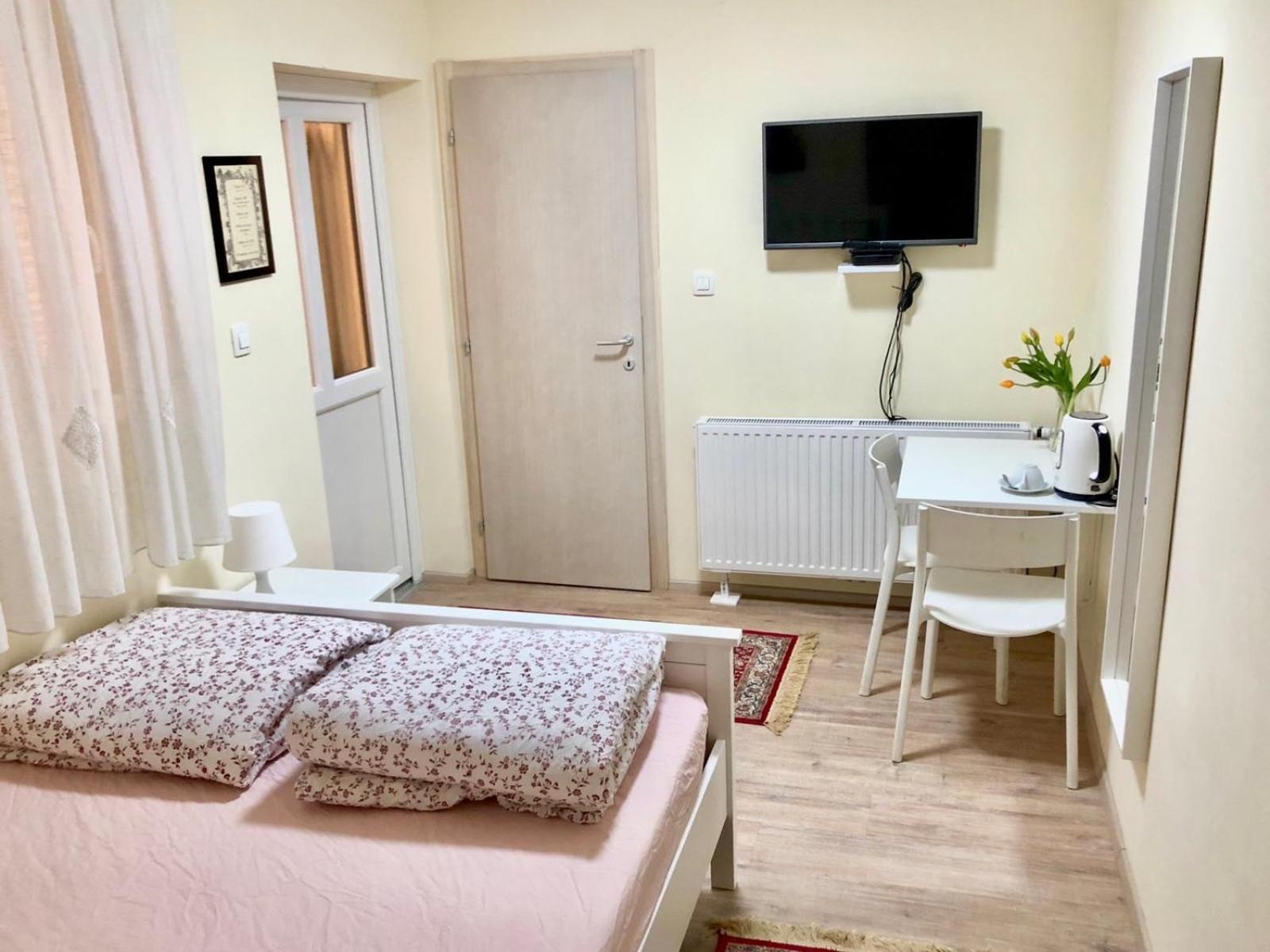 Double Room with Private Bathroom - Photo 2