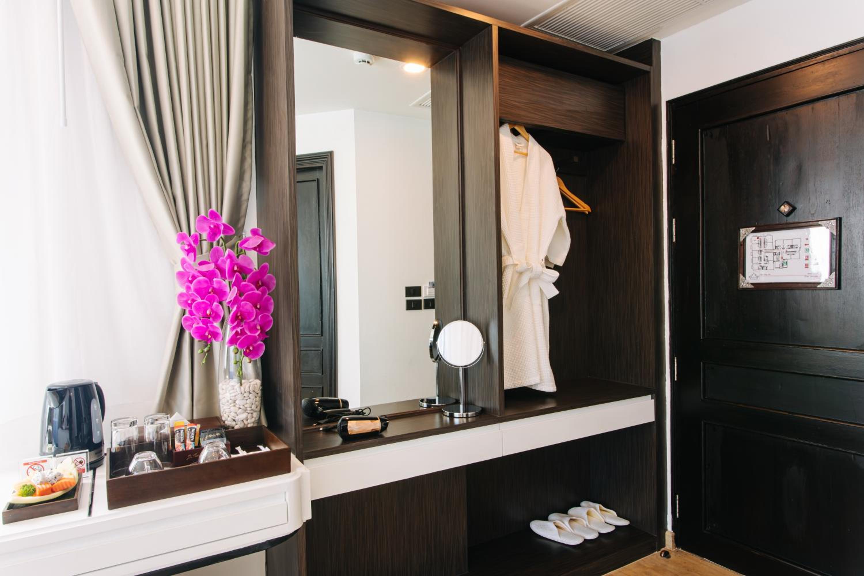 Deluxe King Room - Photo 8